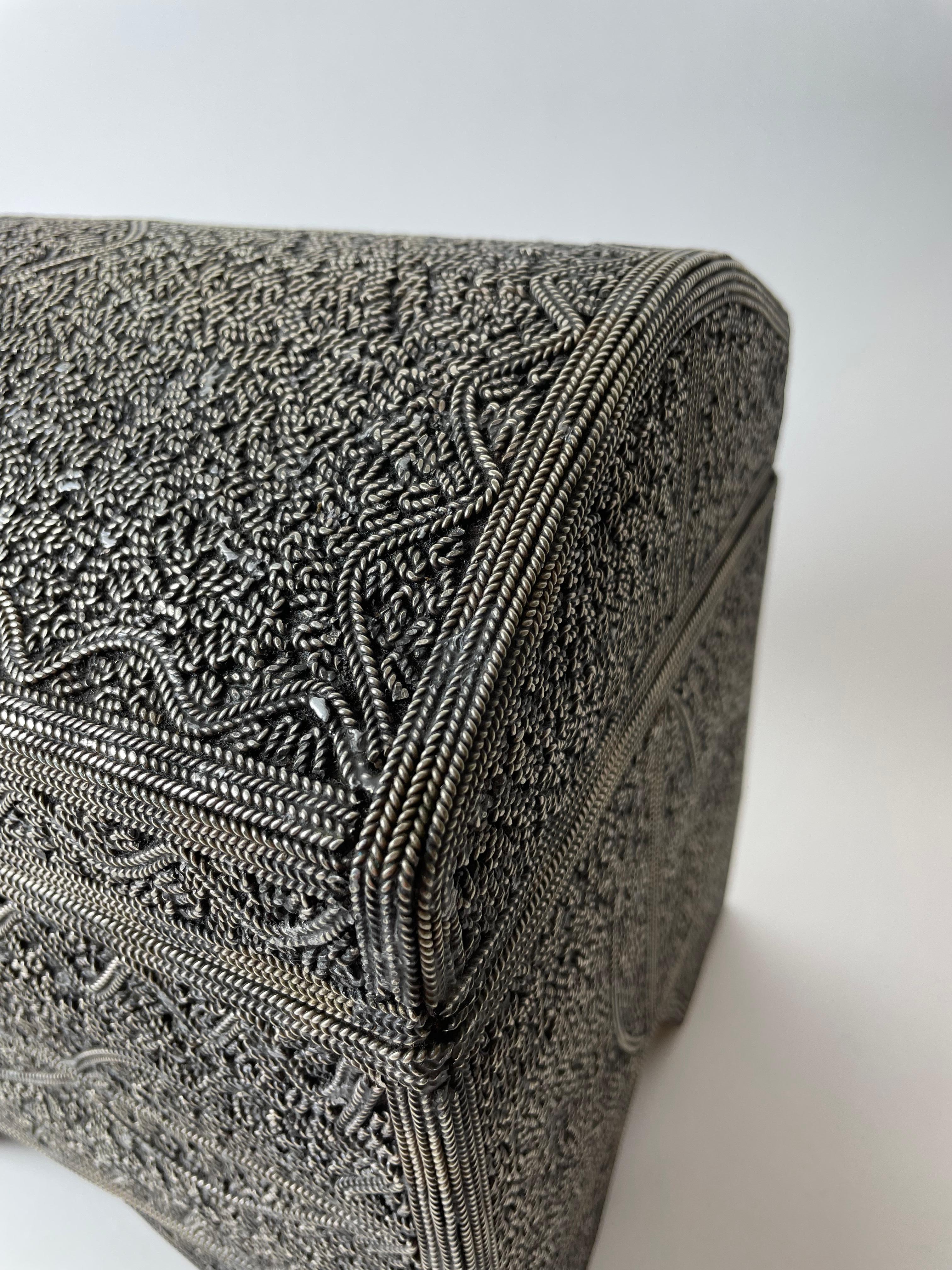 Magnifique boîte nord-africaine richement décorée de fils d'argent, fin du 19ème siècle en vente 1