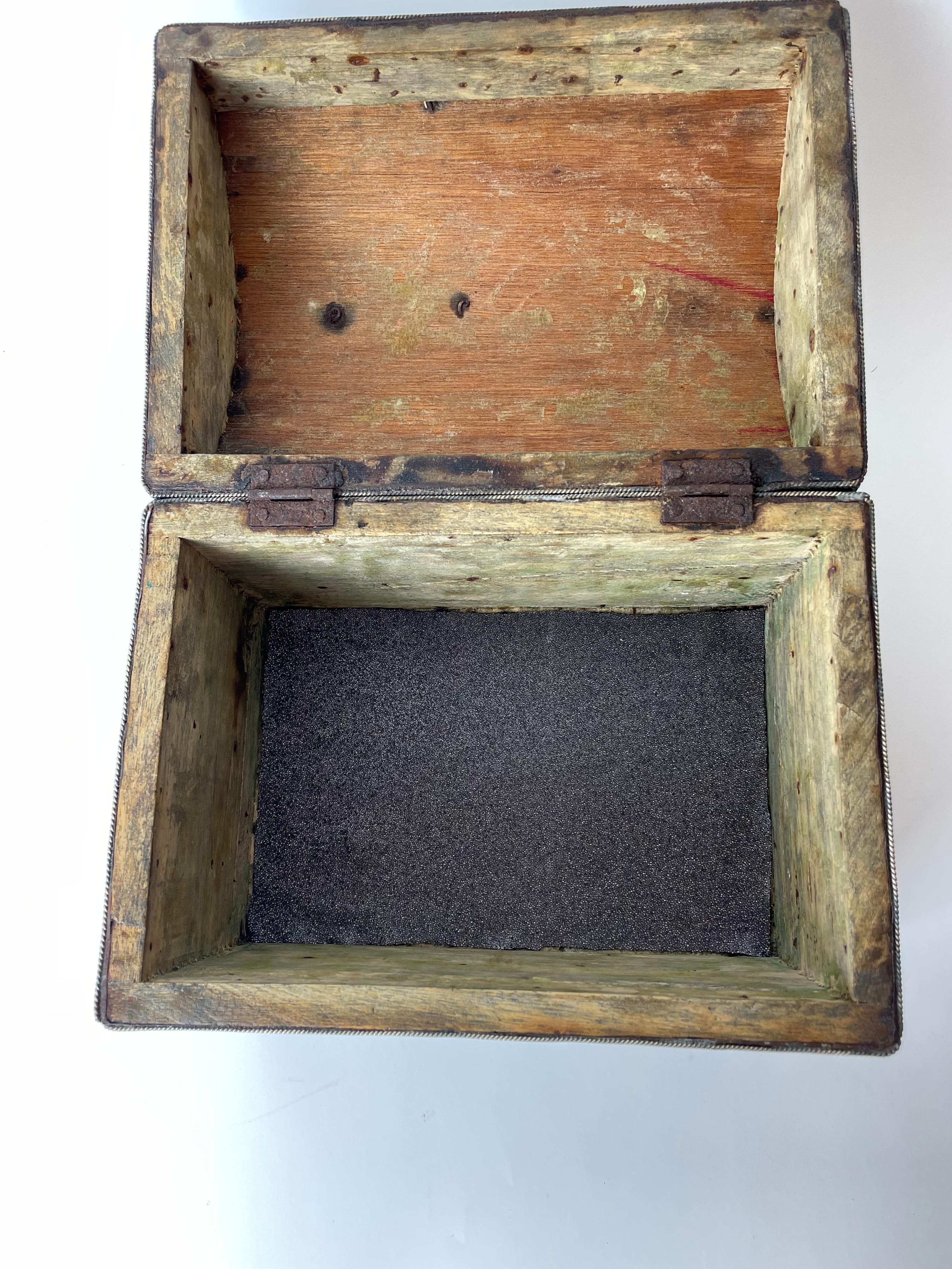 Magnifique boîte nord-africaine richement décorée de fils d'argent, fin du 19ème siècle en vente 3