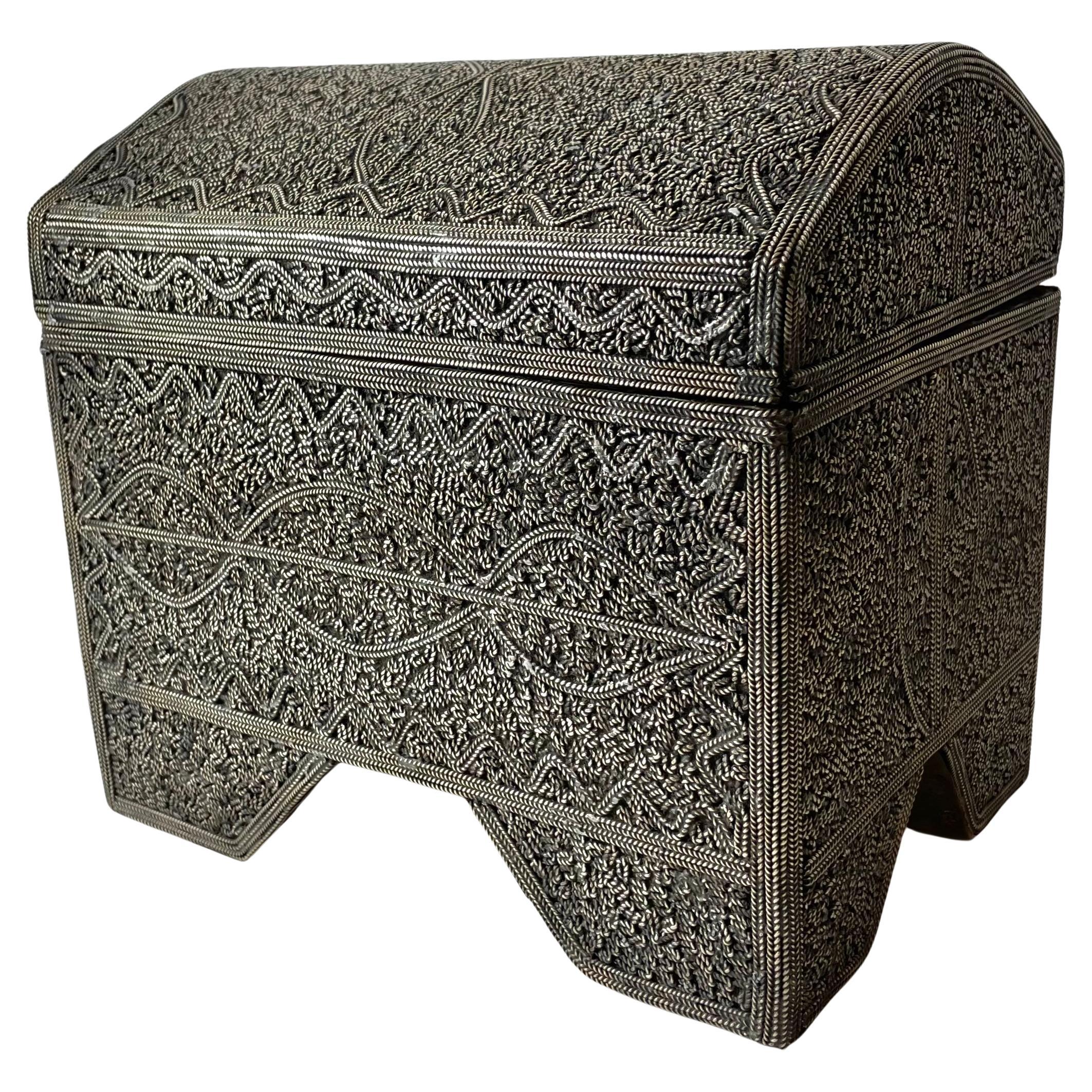 Magnifique boîte nord-africaine richement décorée de fils d'argent, fin du 19ème siècle en vente