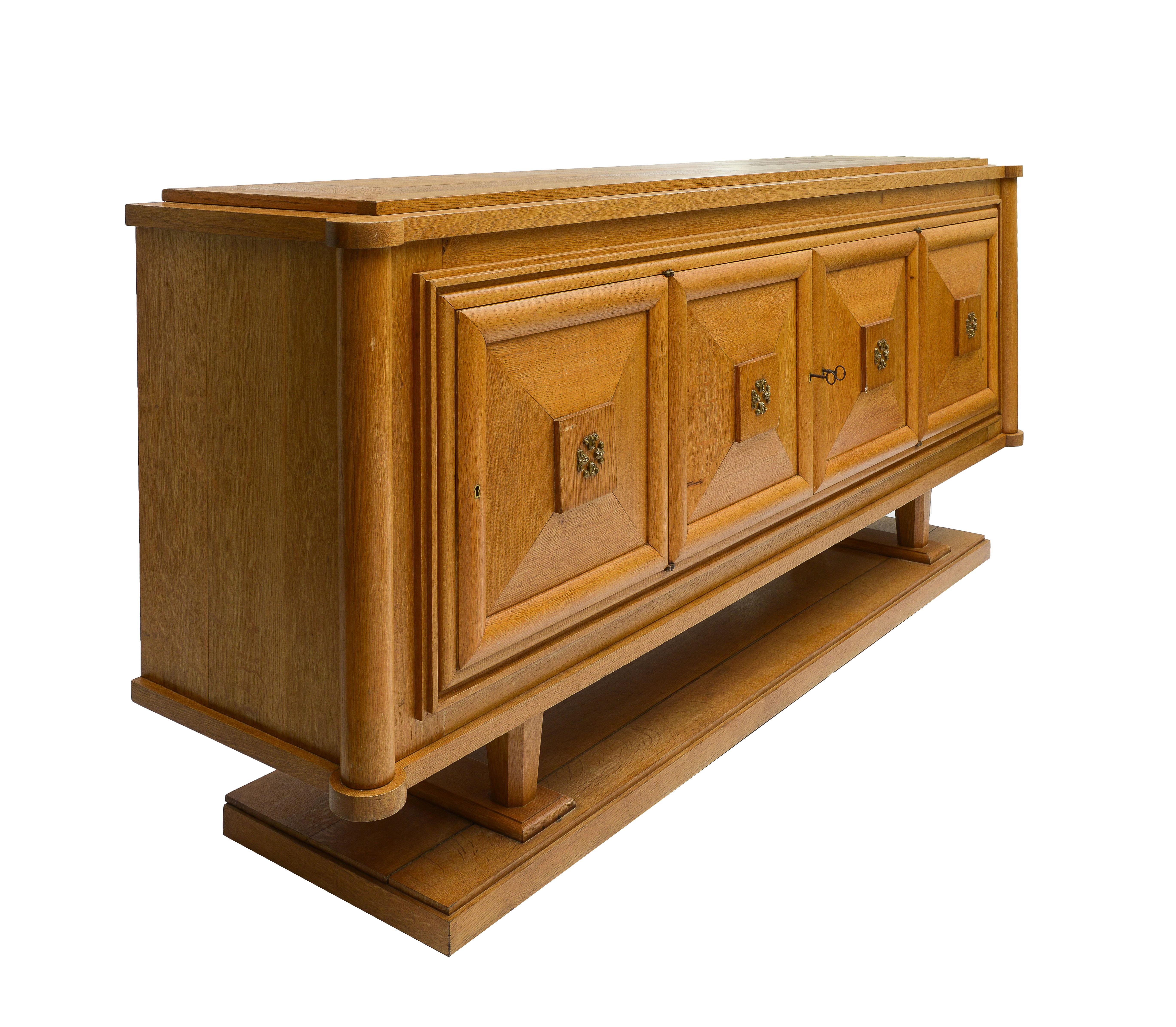 Beautiful Oak Art Deco French Sideboard In Good Condition For Sale In New York, NY