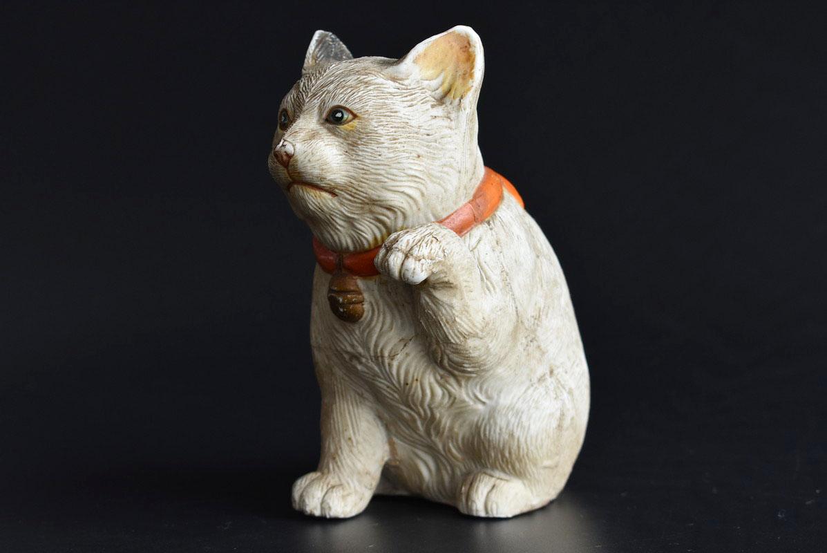 It is a cat figurine made of pottery around the Meiji era in Japan.
It is called 