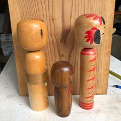 Schöne alte japanische Trio berühmte Kokeshi-Puppen:: handbemalt:: postfrisch und signiert