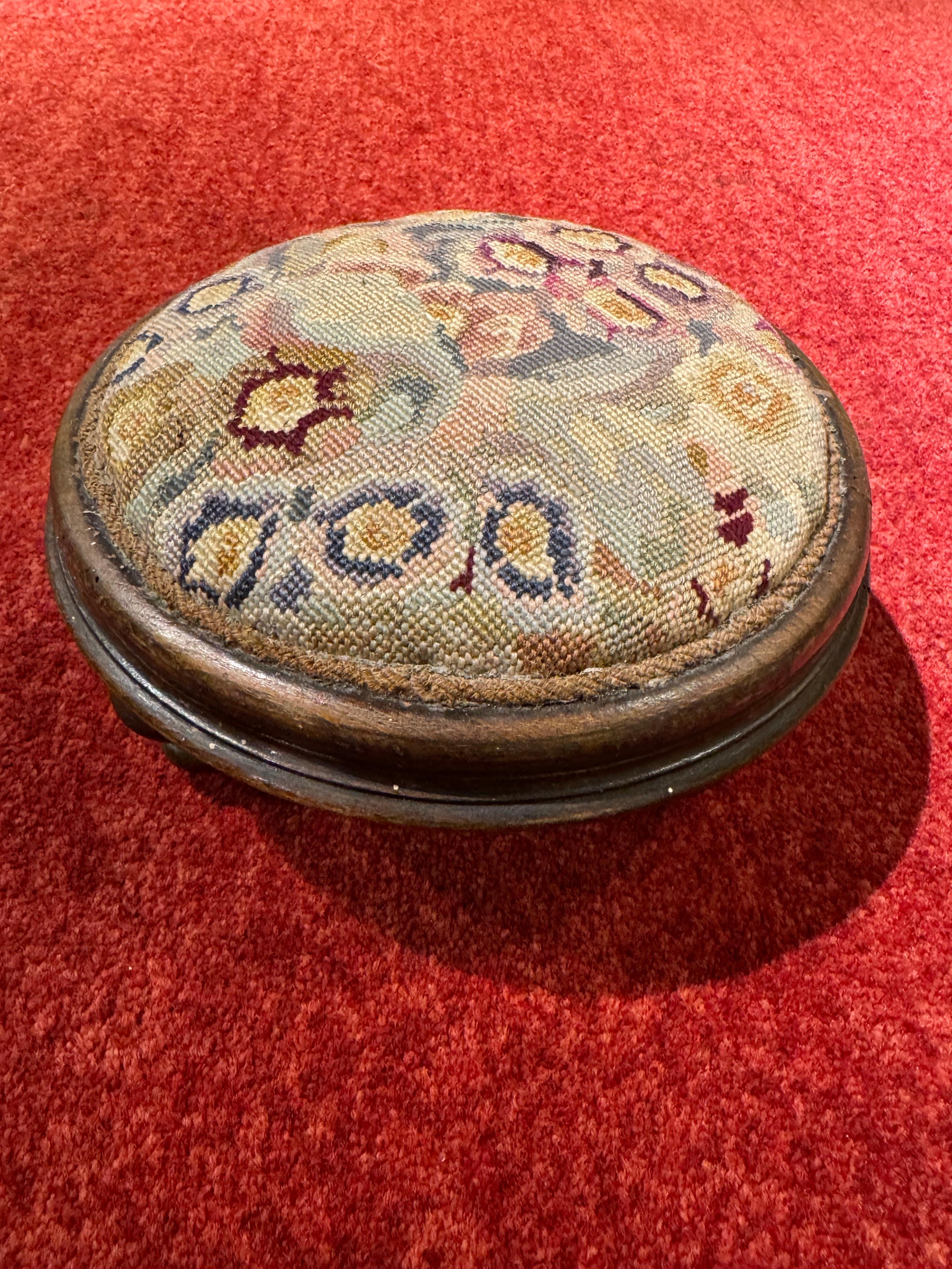 Noyer Magnifique repose-pieds de pouf ancien avec broderie Biedermeier vers 1820 en vente