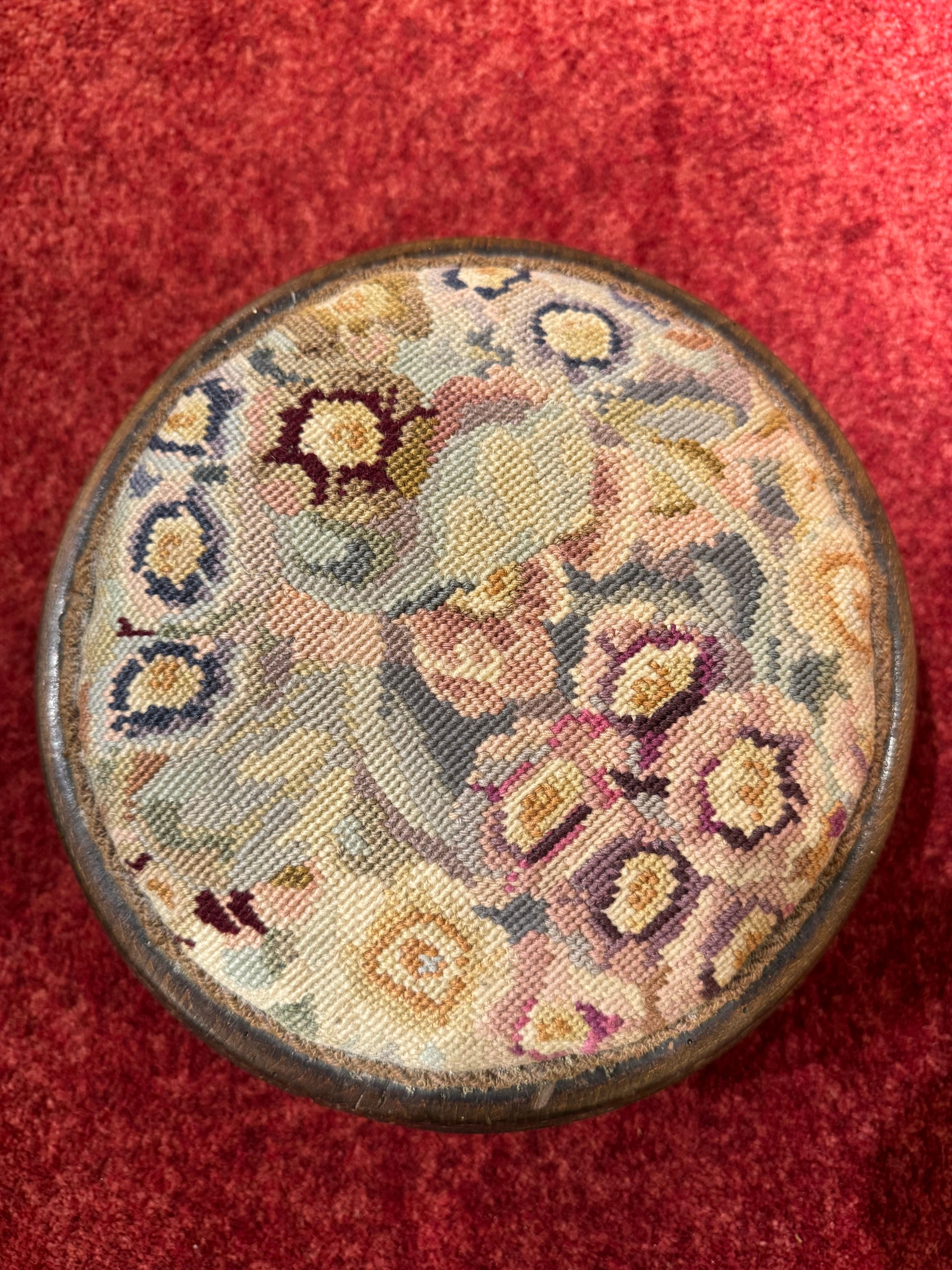 Magnifique repose-pieds de pouf ancien avec broderie Biedermeier vers 1820 en vente 1
