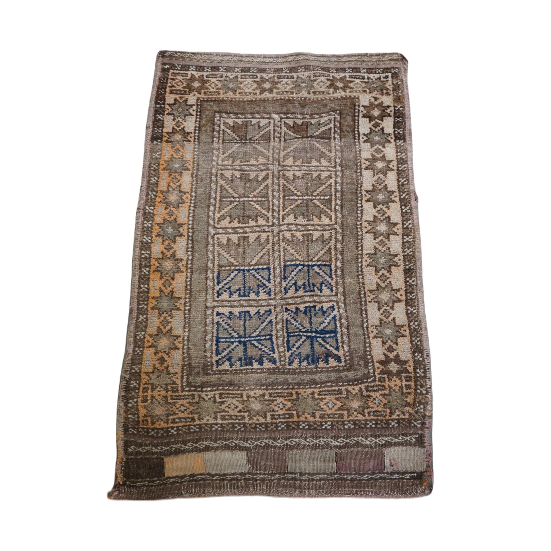 Offered this beautiful old original rectangular oriental saddlebag/camel bag 93x55cm.

Let your home shine with this beautiful unique item. It has beautiful colors, an interesting history and beautiful details. This item is also nice to use as a