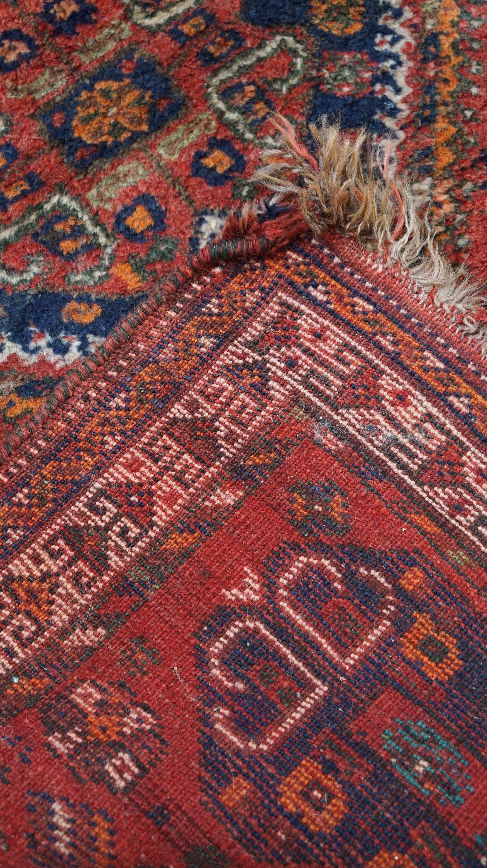 Fai risplendere la tua casa con questo bellissimo tappeto. È caratterizzato da colori straordinari e dettagli squisiti. Questi tappeti non sono solo un articolo ricercato per il soggiorno, ma puoi anche pensare di posizionarne uno in camera da