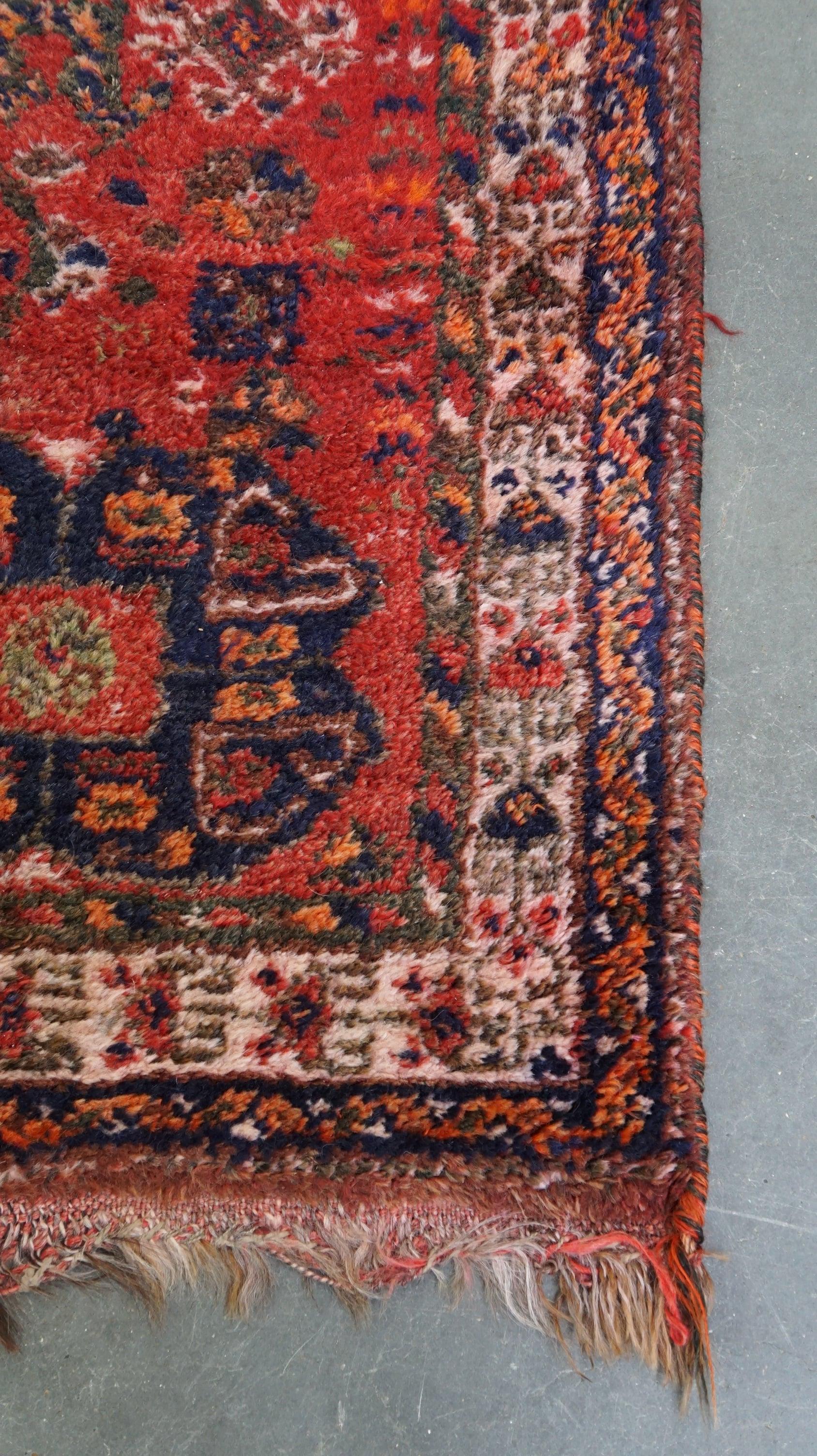 Bellissimo tappeto orientale d'epoca con toni prevalentemente rossi 168x112cm In condizioni discrete in vendita a Harderwijk, NL
