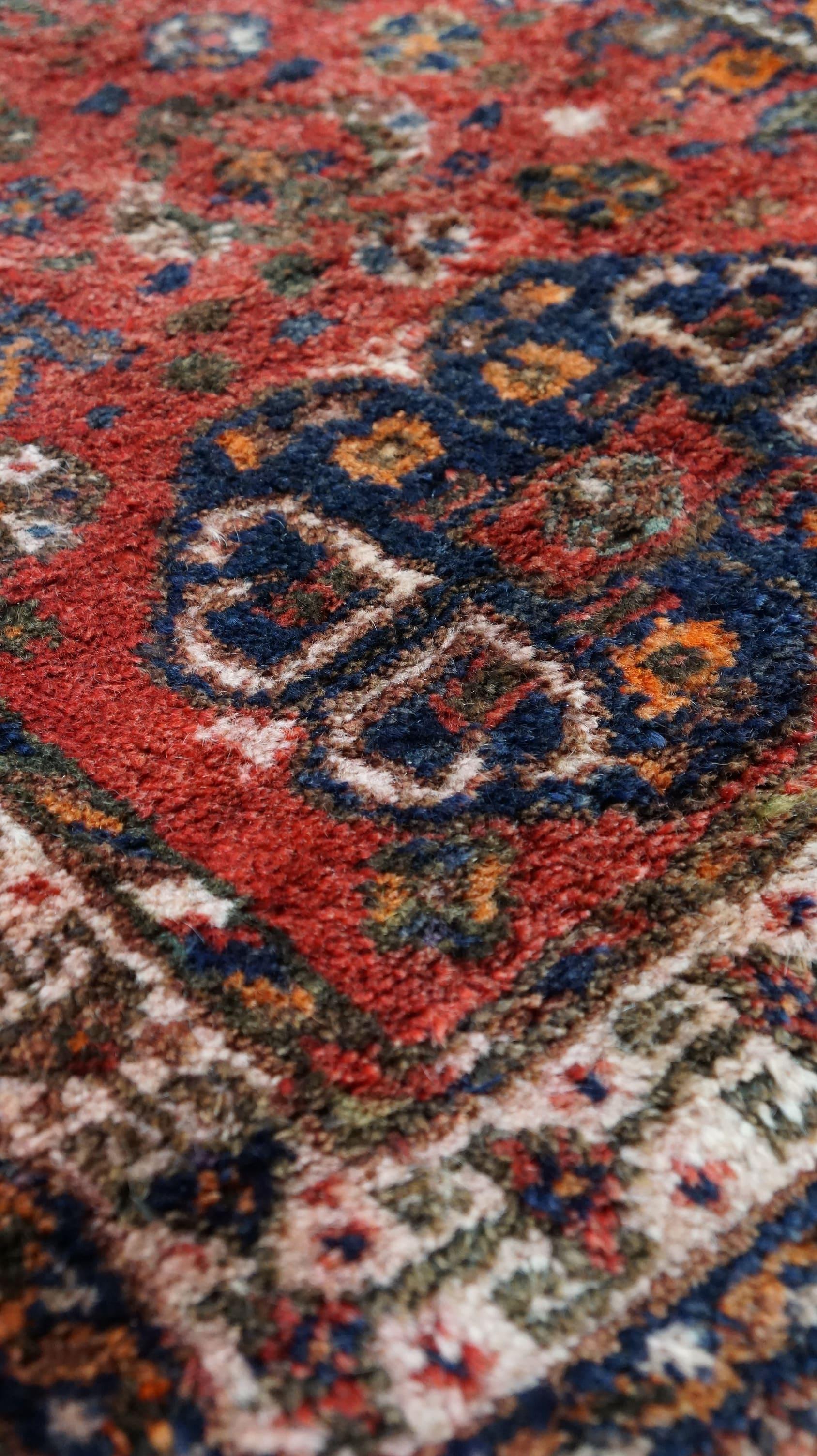 XX secolo Bellissimo tappeto orientale d'epoca con toni prevalentemente rossi 168x112cm in vendita