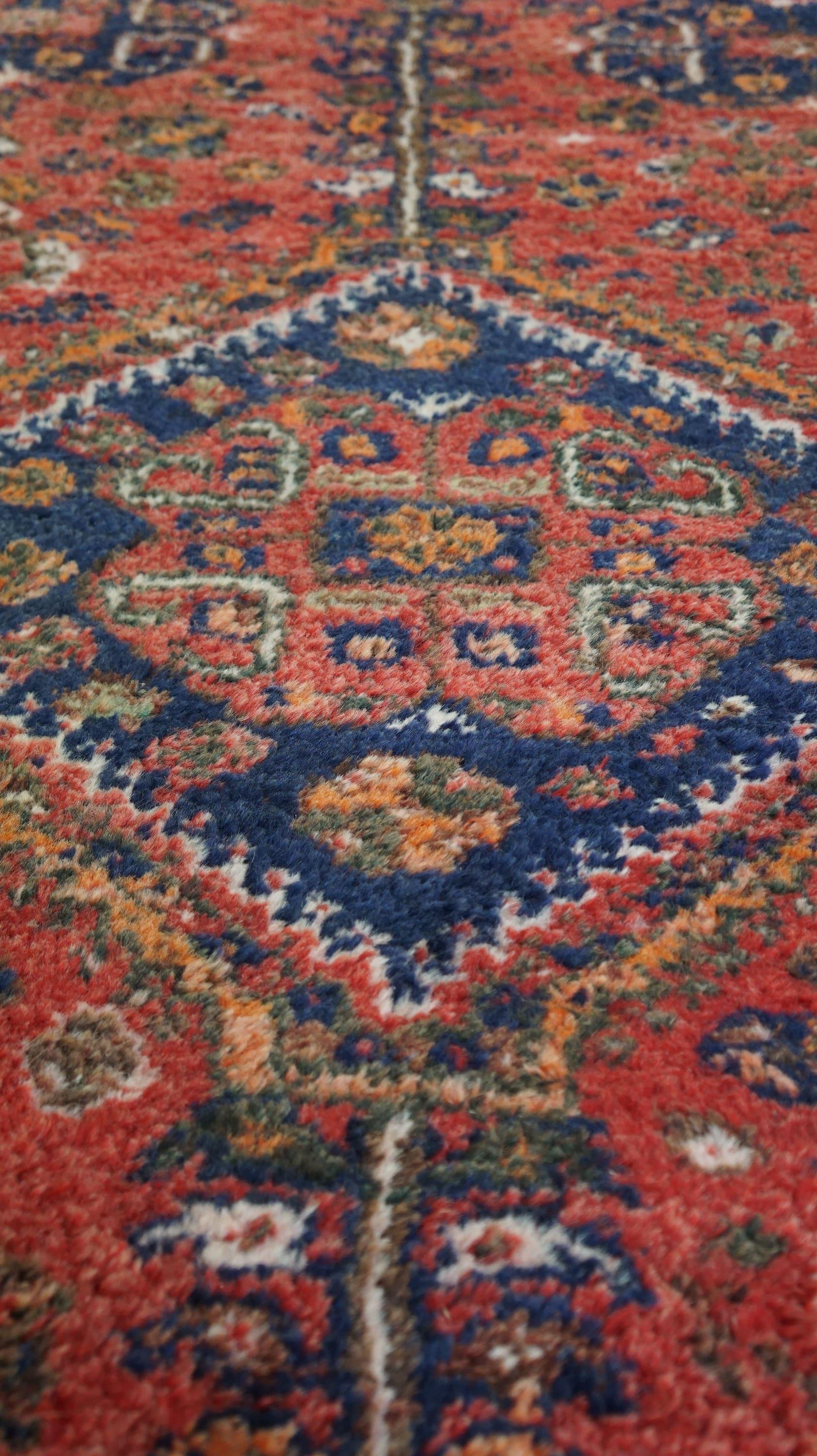 Tessile Bellissimo tappeto orientale d'epoca con toni prevalentemente rossi 168x112cm in vendita