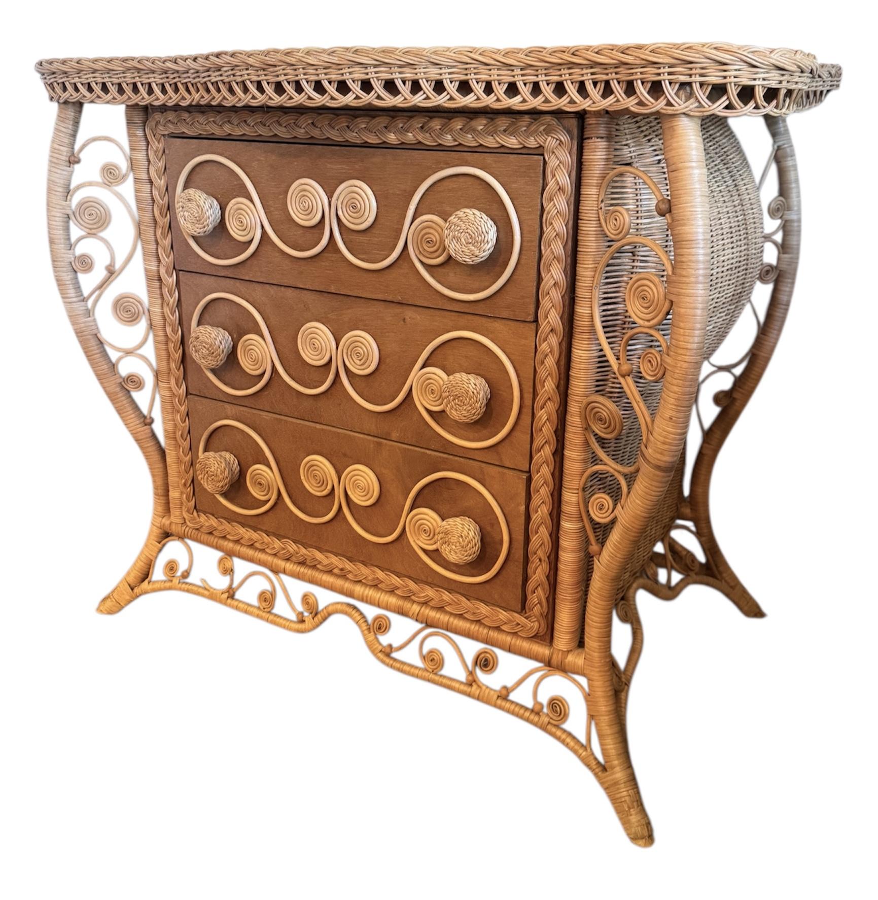Aggiungi un tocco di charme e artigianalità al tuo spazio con questa splendida cassapanca vintage in vimini, realizzata a Hong Kong. Conosciuta per l'abile produzione di mobili in vimini e rattan a metà del XX secolo, Hong Kong era un centro di