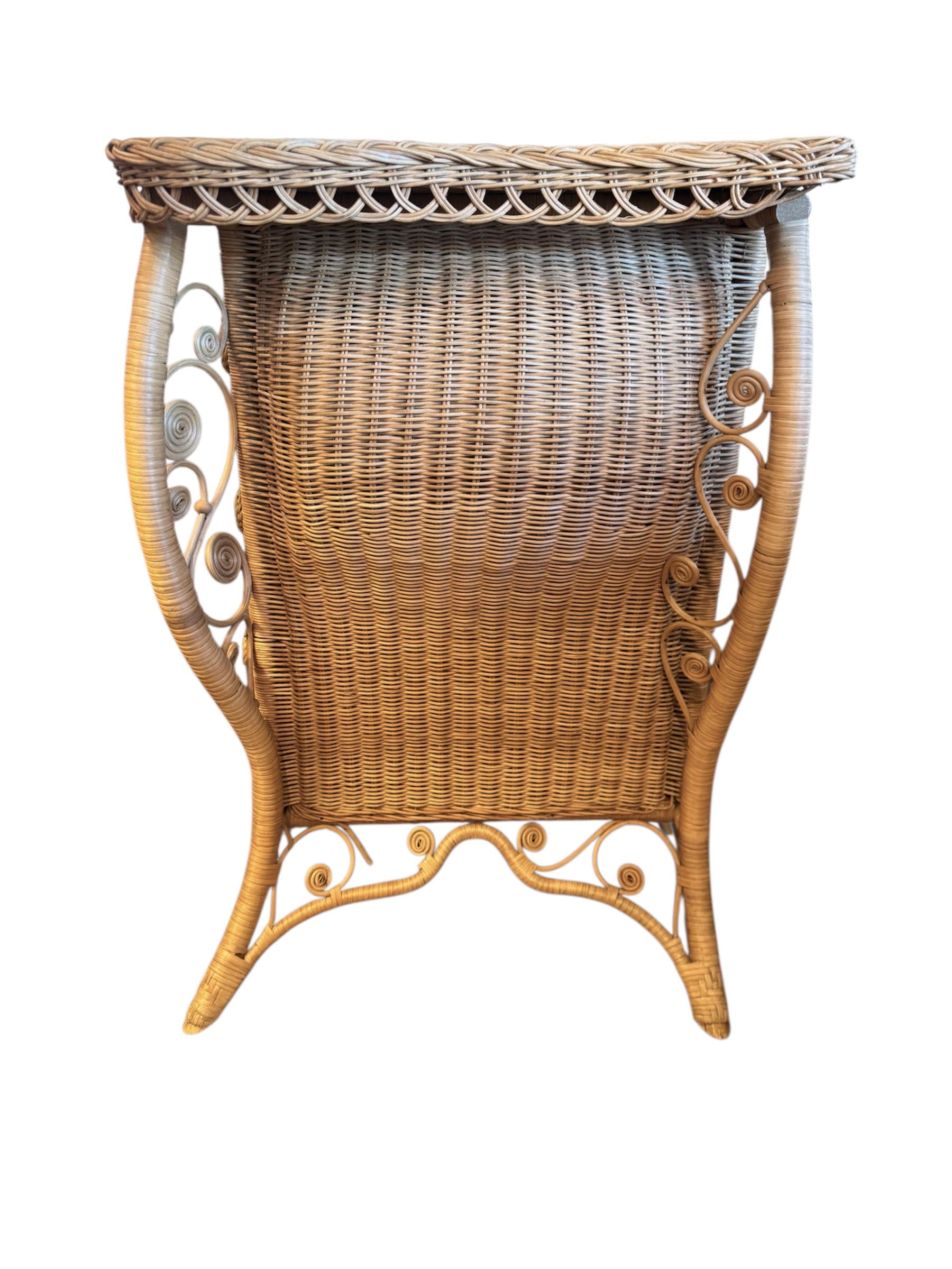 Mid-Century moderno Bellissima cassapanca di vimini unica nel suo genere in vendita