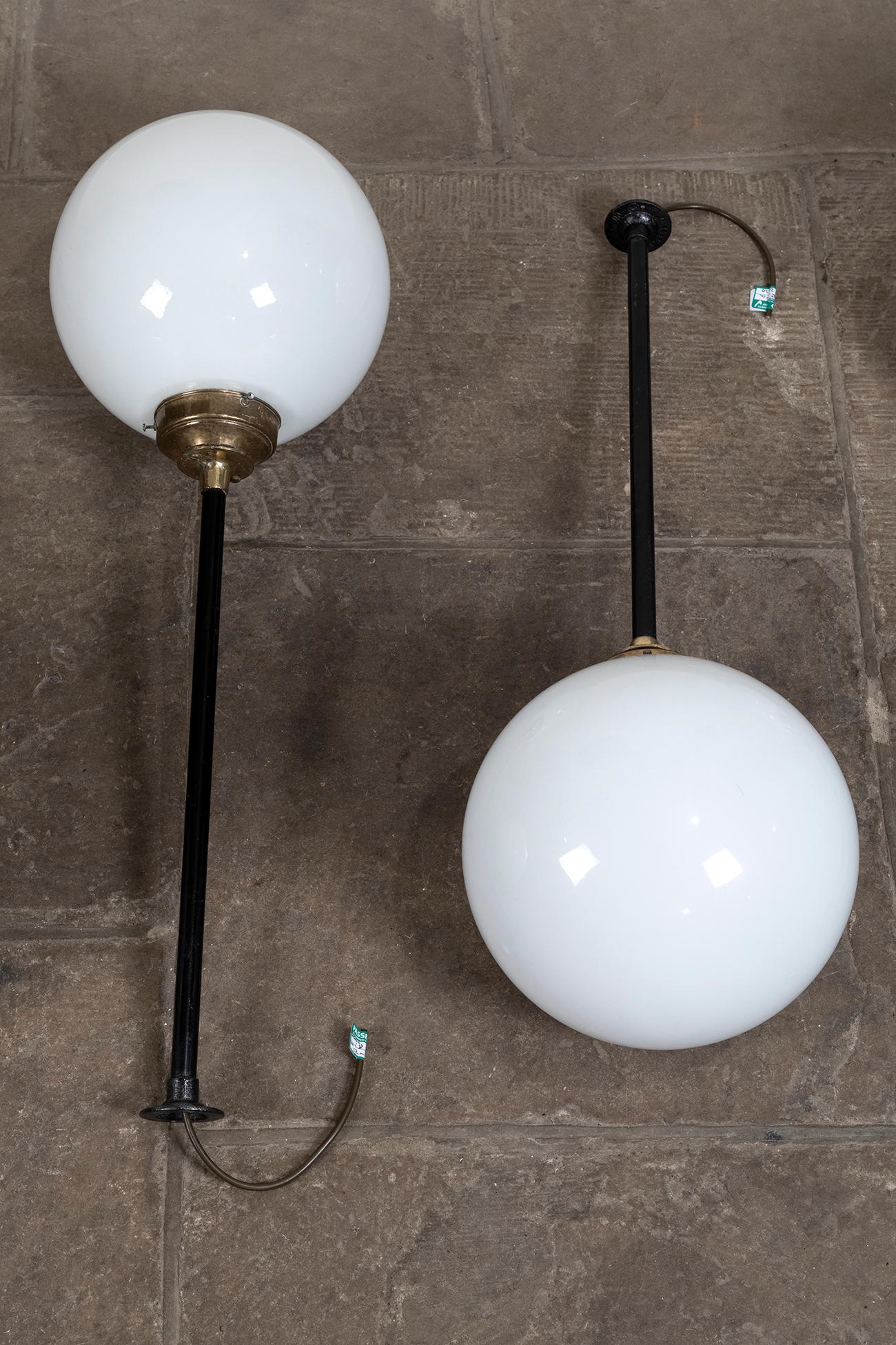 Début du 20ème siècle Magnifiques plafonniers à boules en opaline avec fixations en laiton en vente