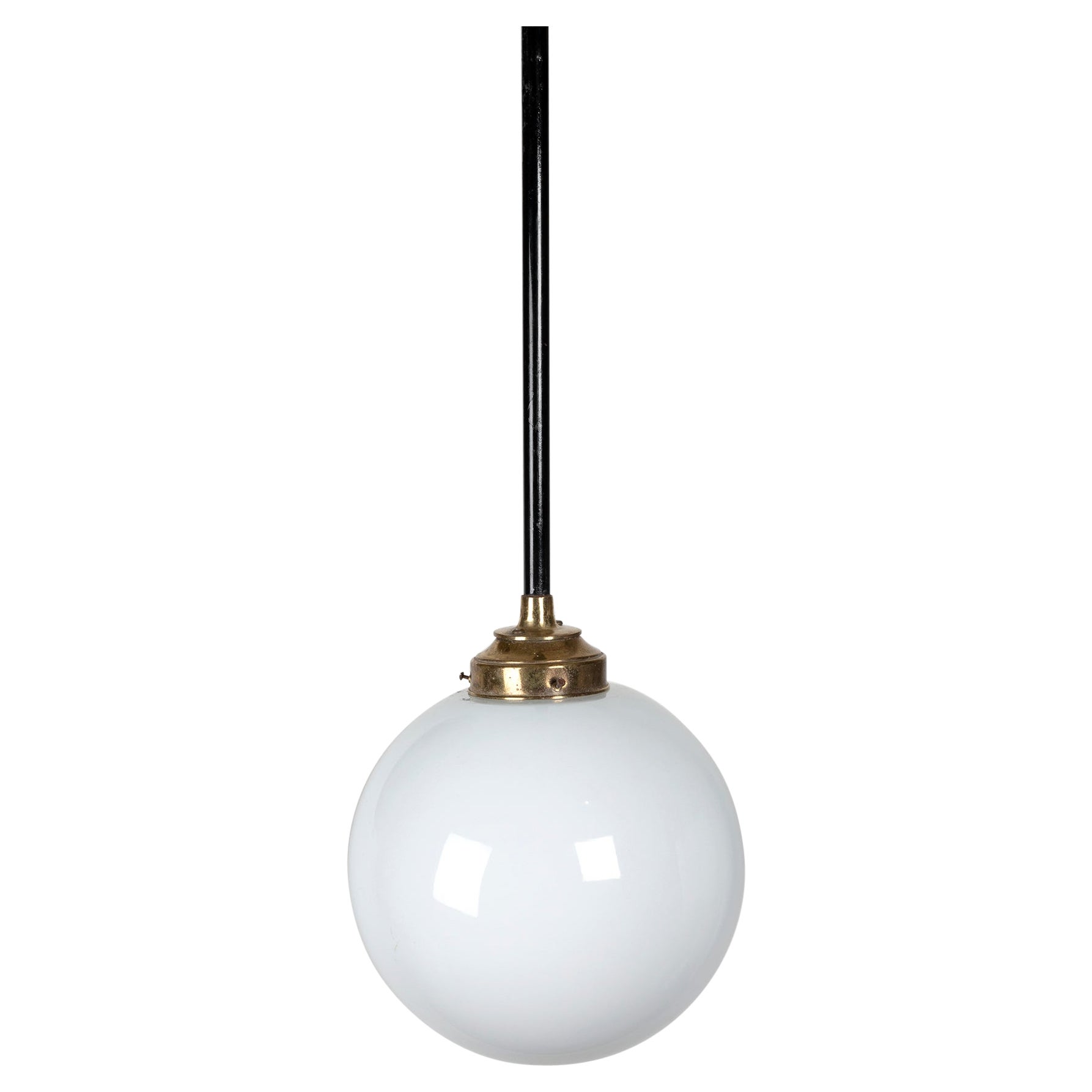 Magnifiques plafonniers à boules en opaline avec fixations en laiton en vente