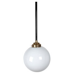 Magnifiques plafonniers à boules en opaline avec fixations en laiton