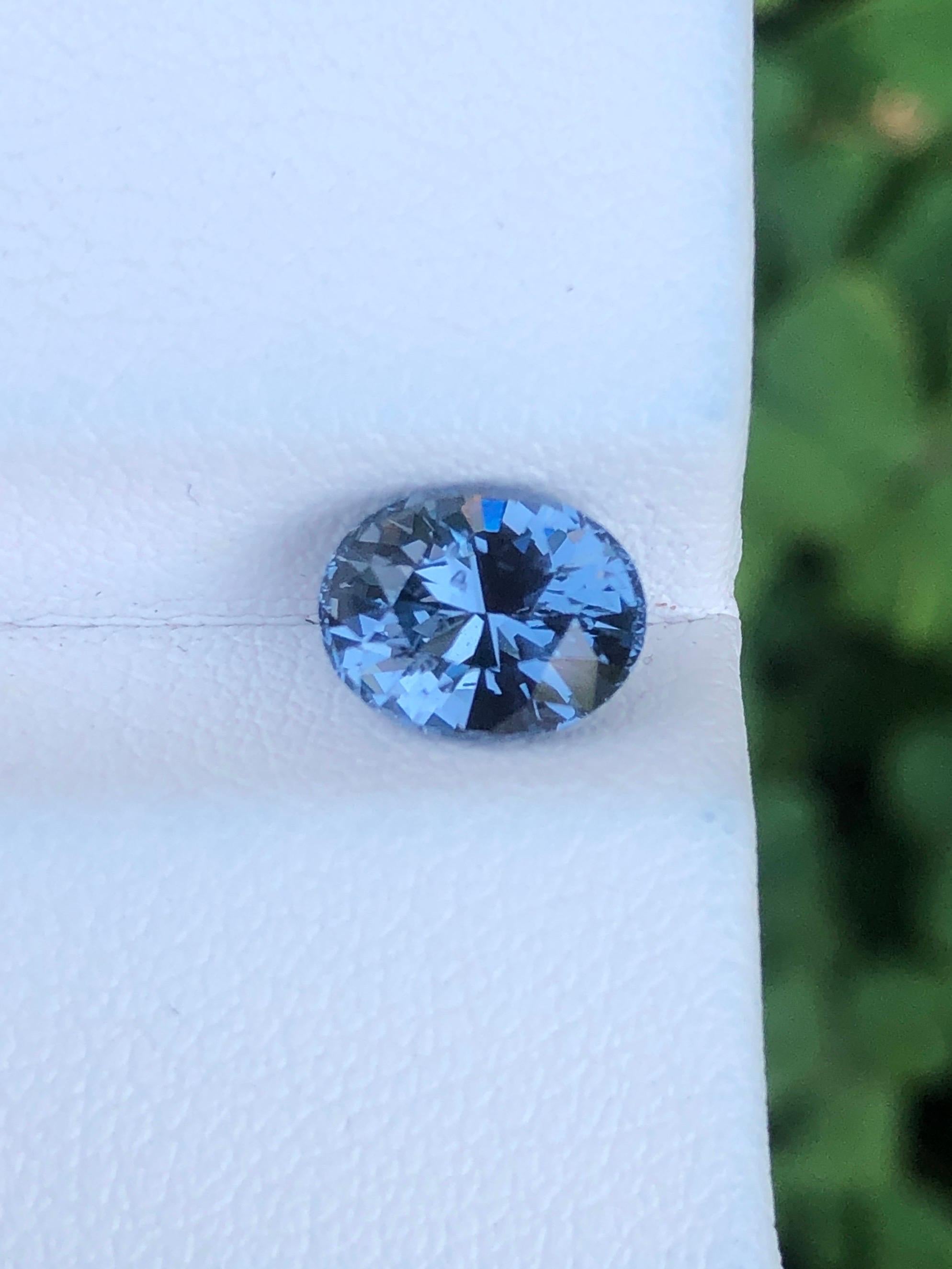 Wir stellen unseren atemberaubenden offenen ovalen blauen Spinell aus Tansania vor! Mit seinem bezaubernden Farbton und dem exquisiten Schliff ist dieser Edelstein der Inbegriff von Eleganz. Er eignet sich perfekt als Schmuck für einen Ring und wird