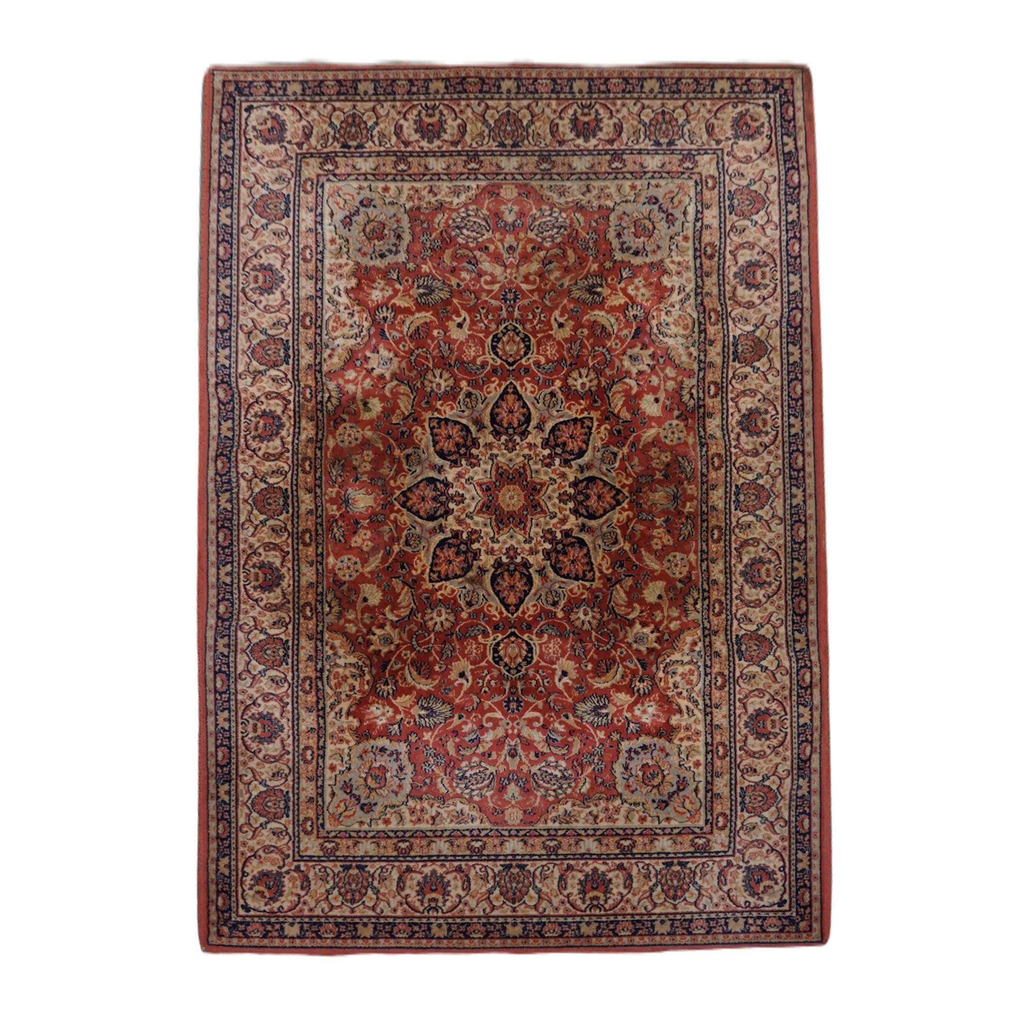 Se ofrece esta preciosa alfombra oriental de color predominantemente crema, azul, rojo y rosa de 246x172cm.

Deja que tu hogar brille con esta preciosa alfombra. Tiene hermosos colores y bonitos detalles. Este tipo de alfombras no sólo son un