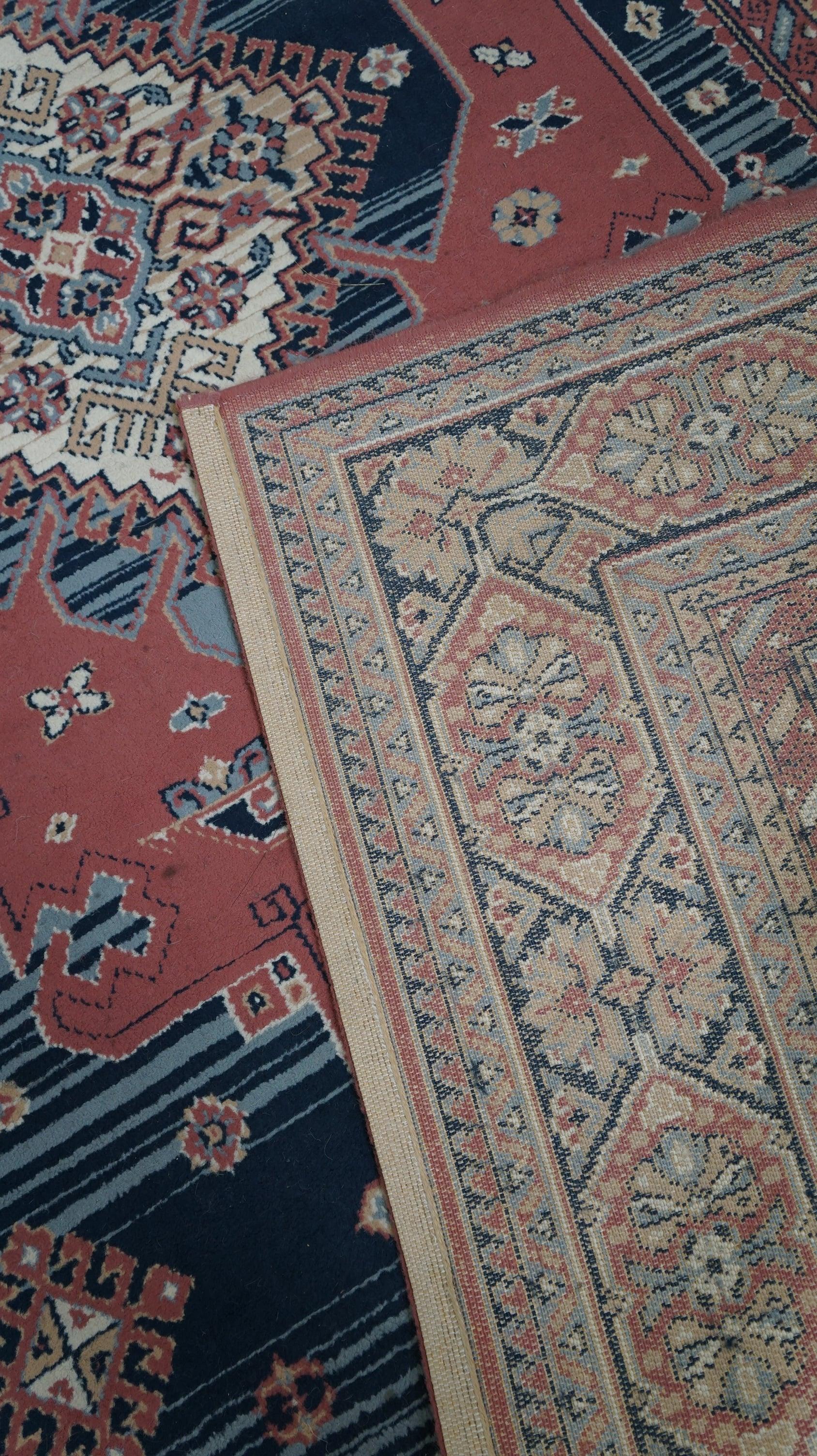 Beautiful oriental style rug with mainly blue and pink colors 280x190cm For Sale 1