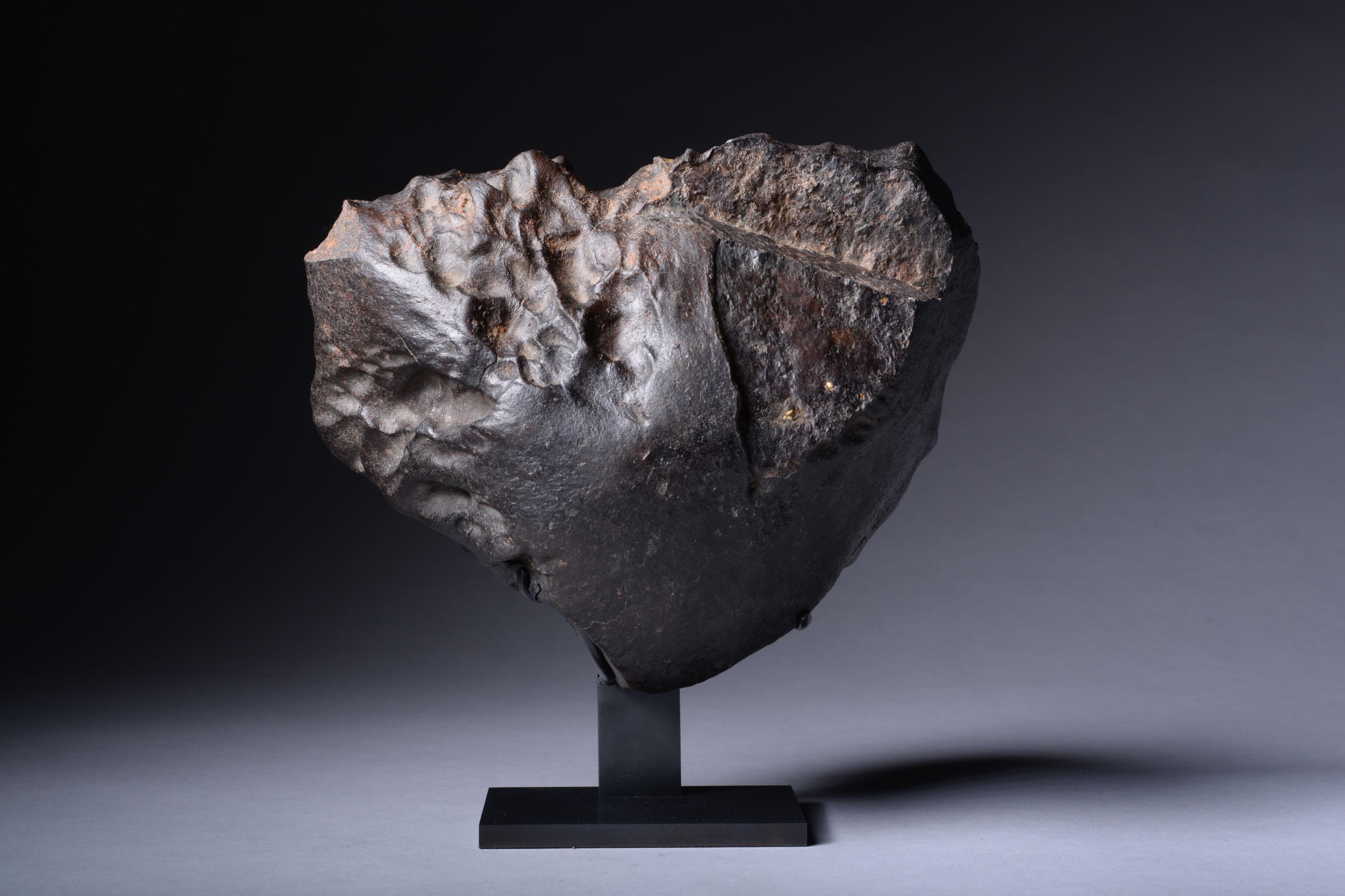 Météorite à pierre orientée
Chondrite
5.00 kg

Détachée de son corps d'origine par un puissant impact, cette grande météorite orientée a parcouru plus de cent millions de kilomètres dans l'espace avant de tomber sur Terre dans le désert