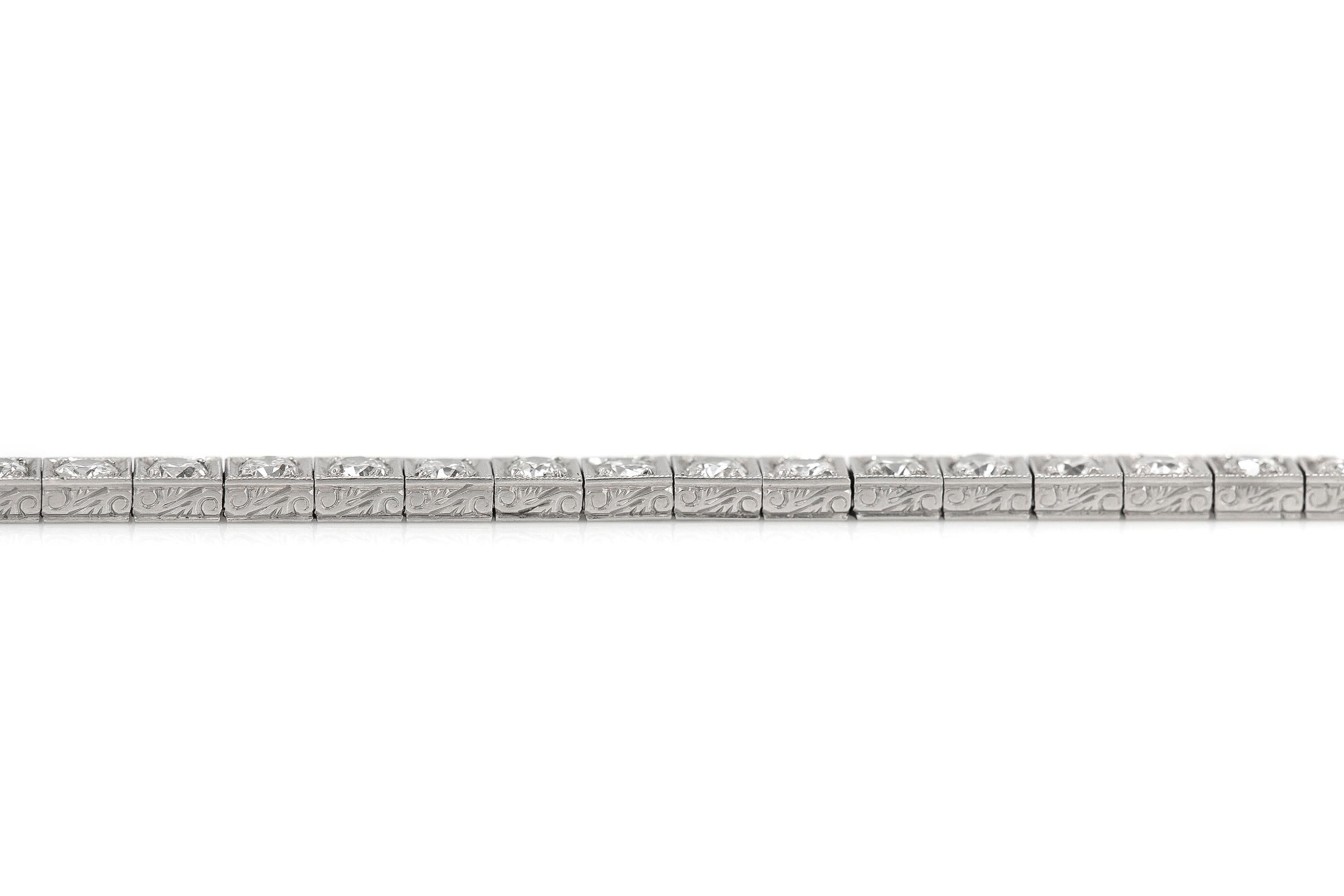 The beaitul braceelet is finely crafted in platinum with diamonds weighing approximately total of 5.80 carat.
Circa 1930's
