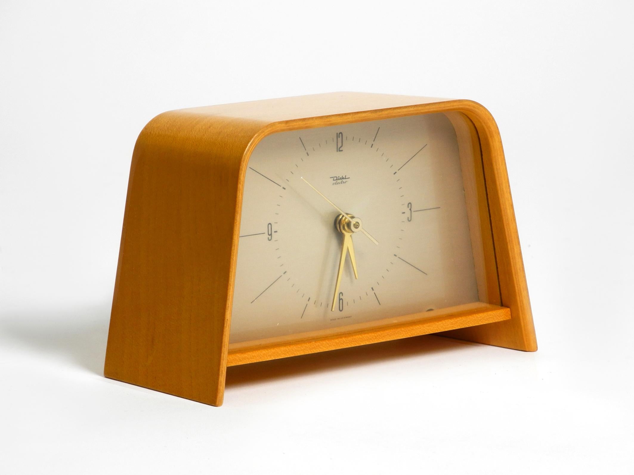 Beautiful, very rare original 1950s Diehl table clock with curved teak plywood casing. Very good vintage condition. Hardly any signs of use can be seen. Made in Germany.
Battery operated with original electromechanical Diehl movement.
The battery