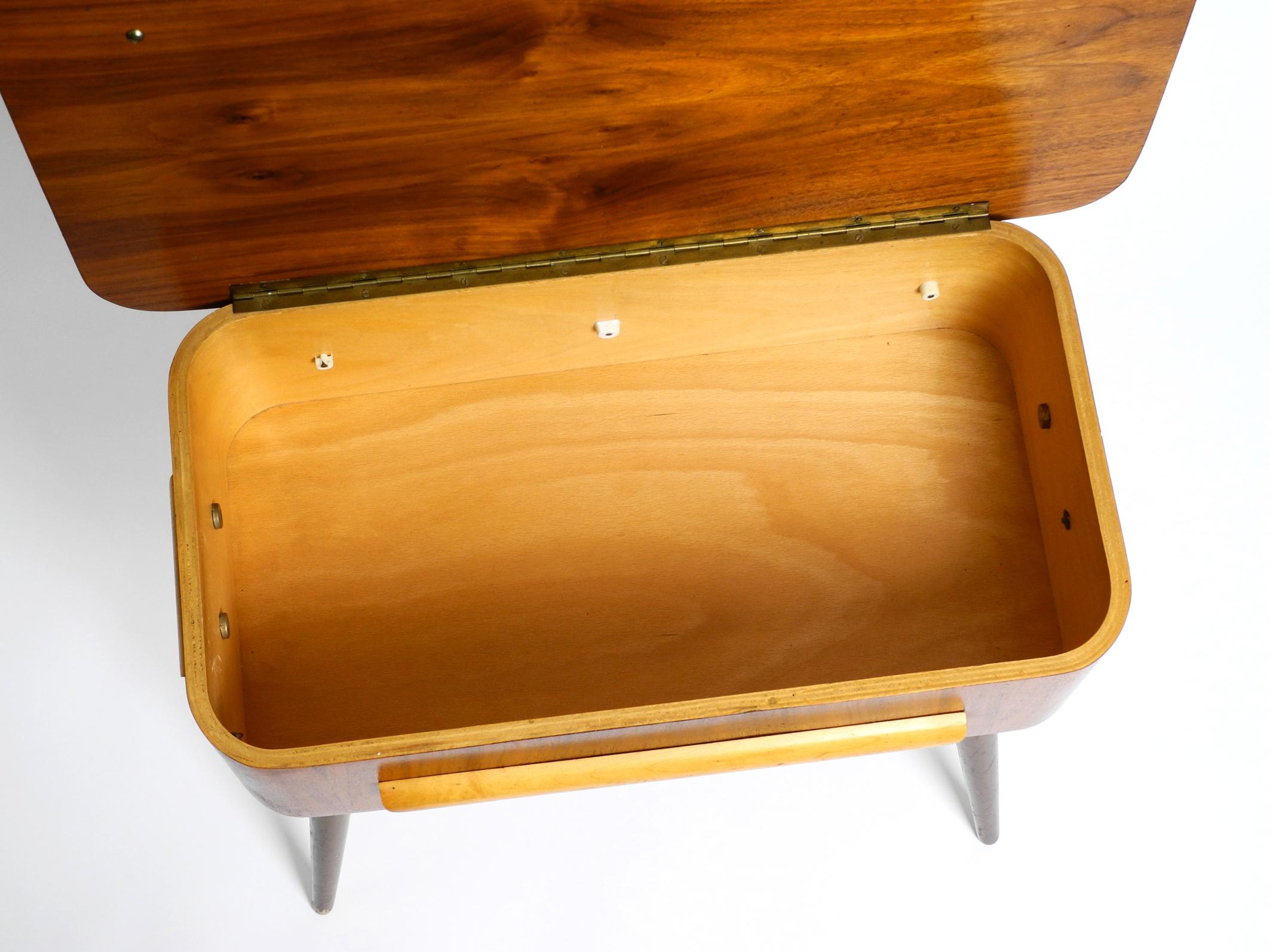 Schöne Original 1950er Jahre Sewing Box mit Teakholzfurnier mit Scharnier Tischplatte im Angebot 5