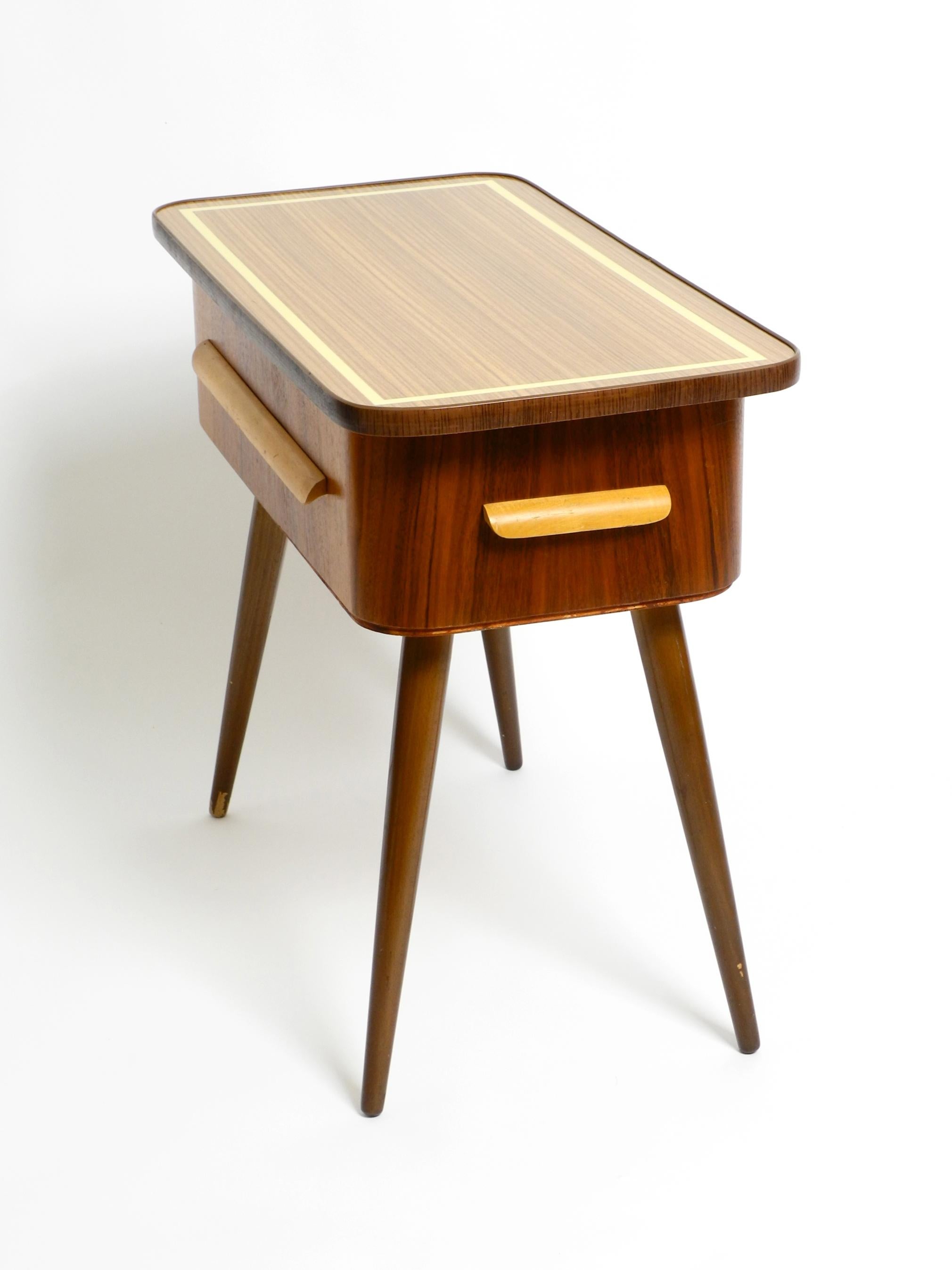 Schöne Original 1950er Jahre Sewing Box mit Teakholzfurnier mit Scharnier Tischplatte im Angebot 9