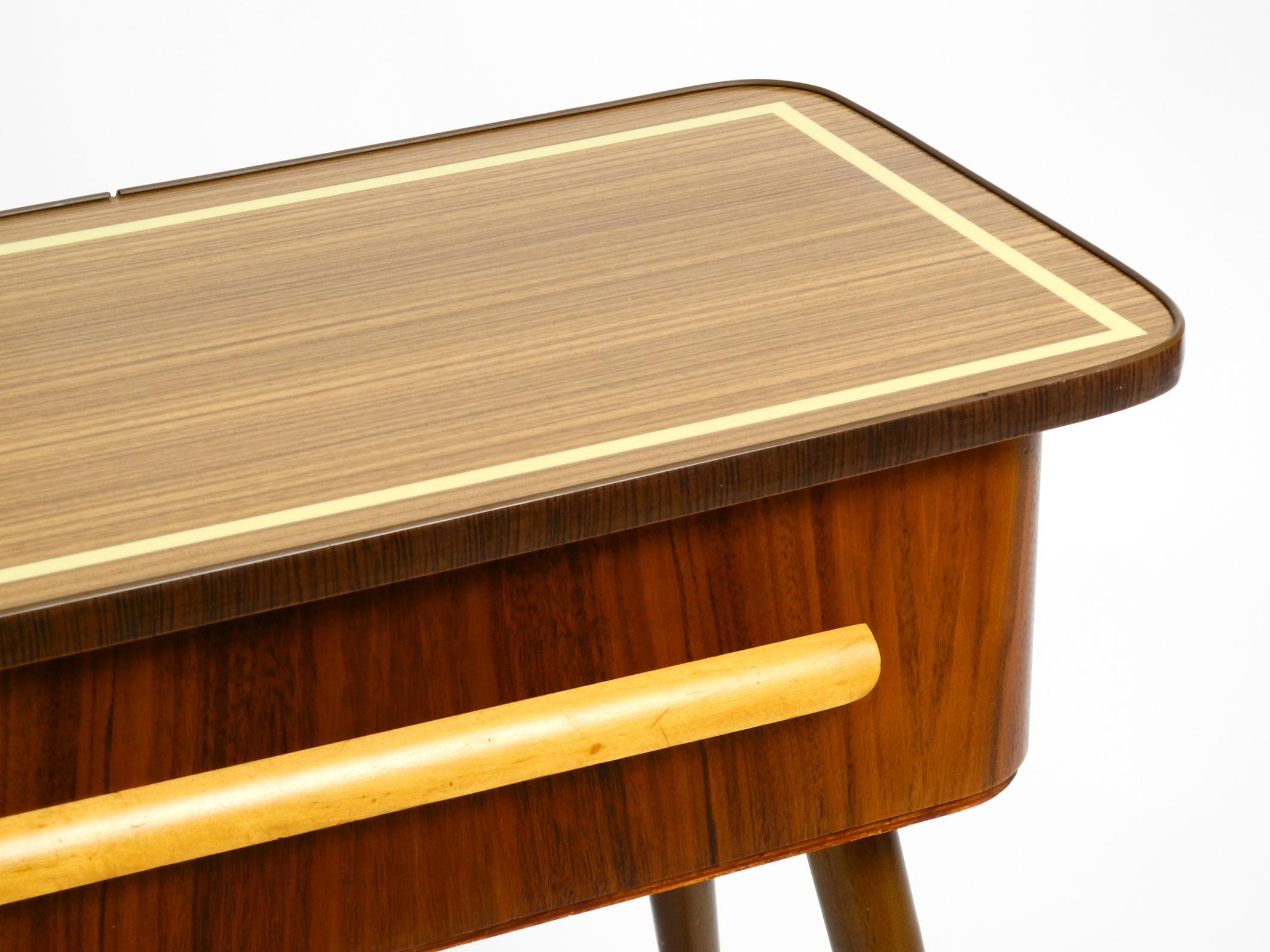 Schöne Original 1950er Jahre Sewing Box mit Teakholzfurnier mit Scharnier Tischplatte im Angebot 10