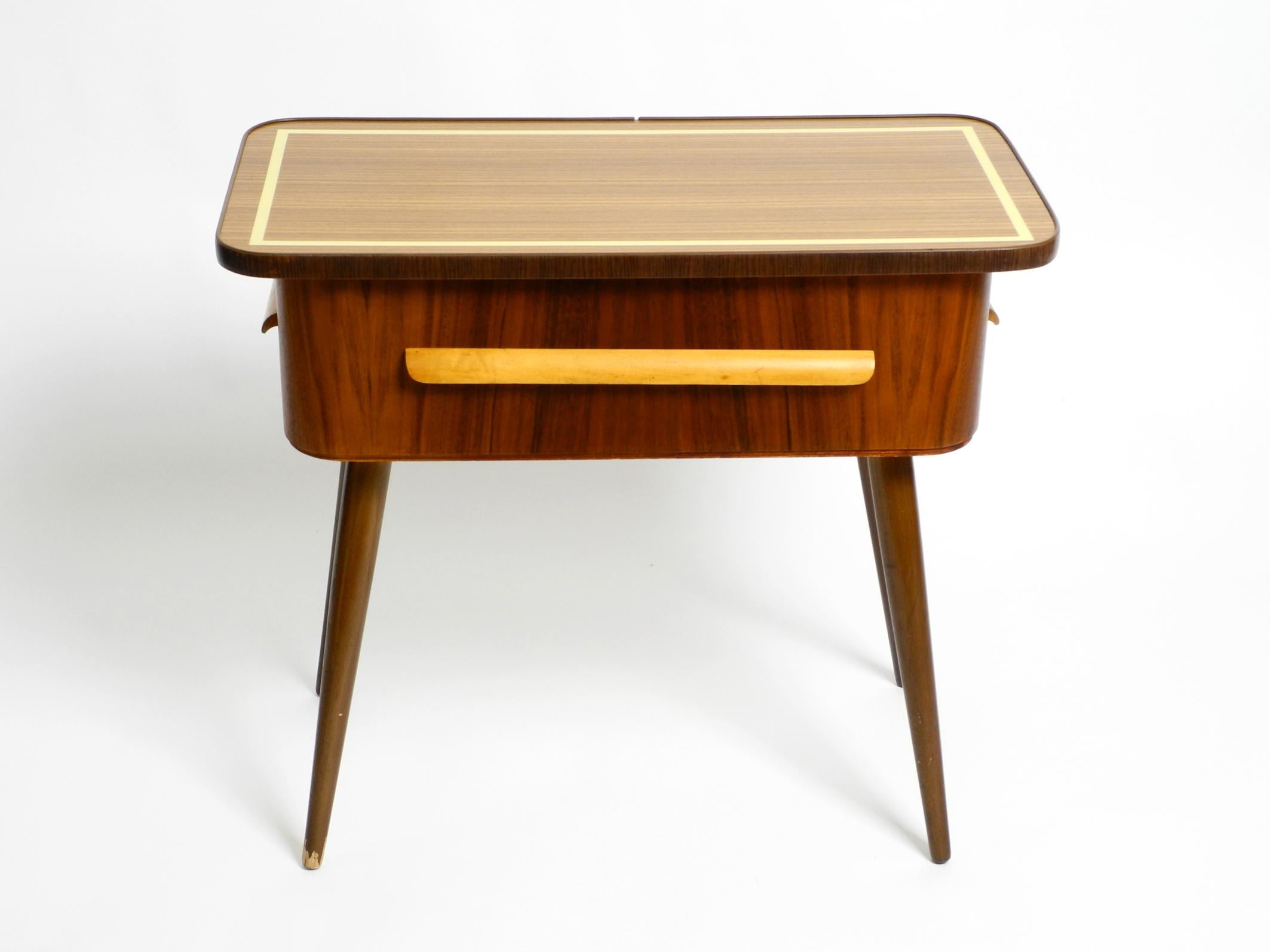 Schöne Original 1950er Jahre Sewing Box mit Teakholzfurnier mit Scharnier Tischplatte im Angebot 12