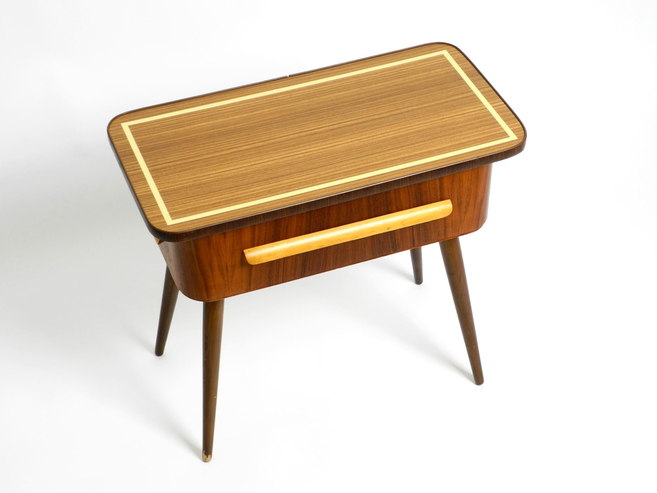 Schöne Original 1950er Jahre Sewing Box mit Teakholzfurnier mit Scharnier Tischplatte im Angebot 13