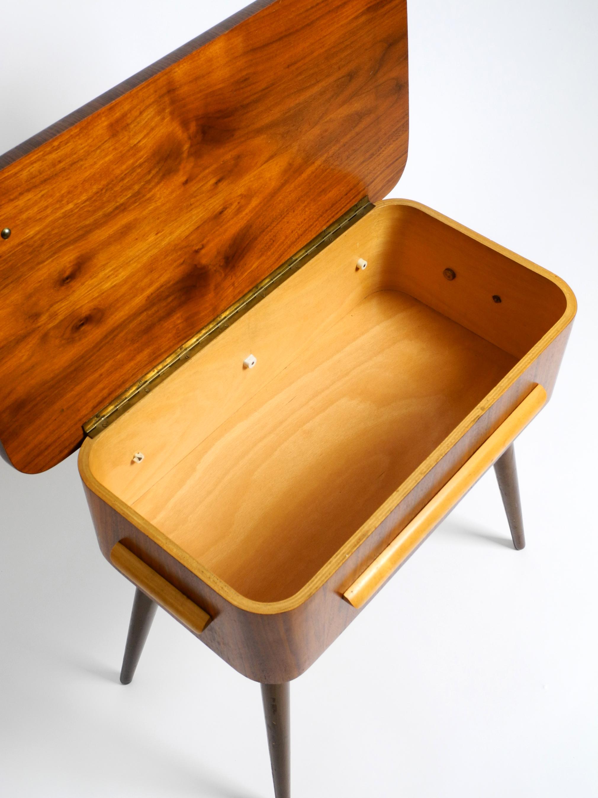 Schöne Original 1950er Jahre Sewing Box mit Teakholzfurnier mit Scharnier Tischplatte im Angebot 2