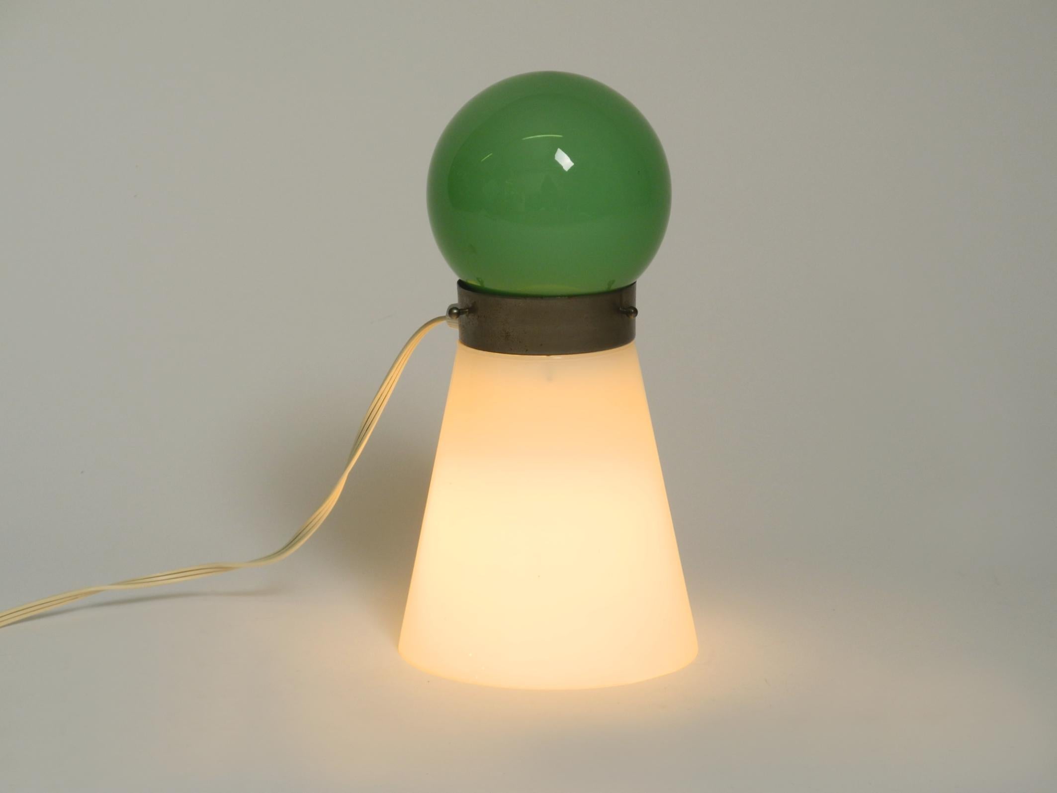 Beautiful original 1960s Italian table lamp made of green and white Murano glass For Sale 4