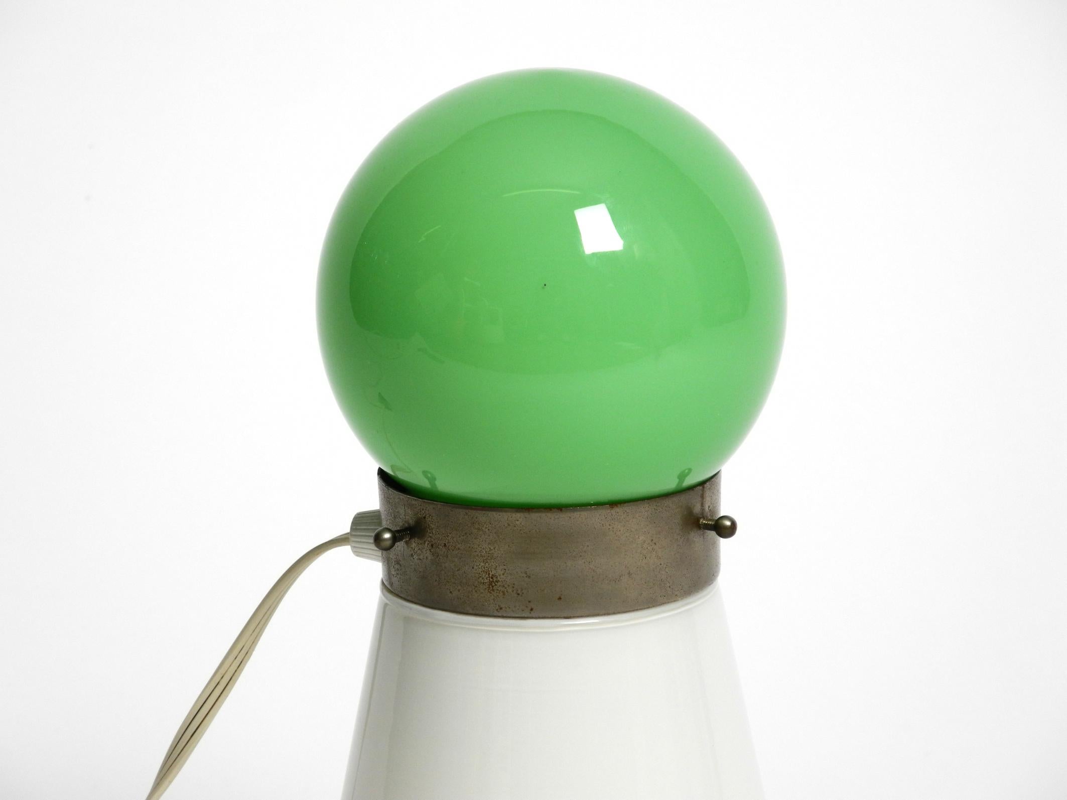 Beautiful original 1960s Italian table lamp made of green and white Murano glass For Sale 5