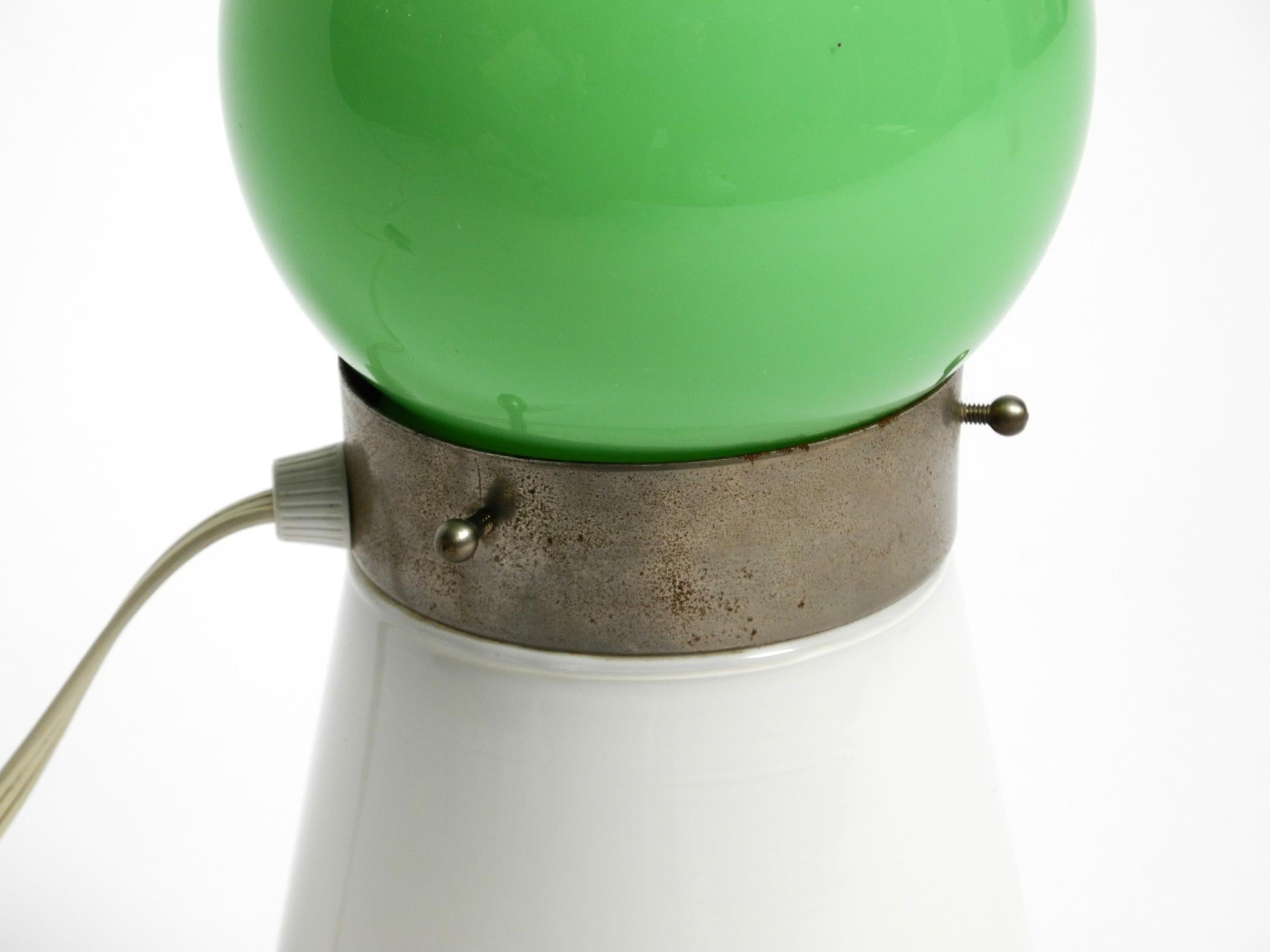 Magnifique lampe de table italienne des années 1960 en verre de Murano vert et blanc en vente 6