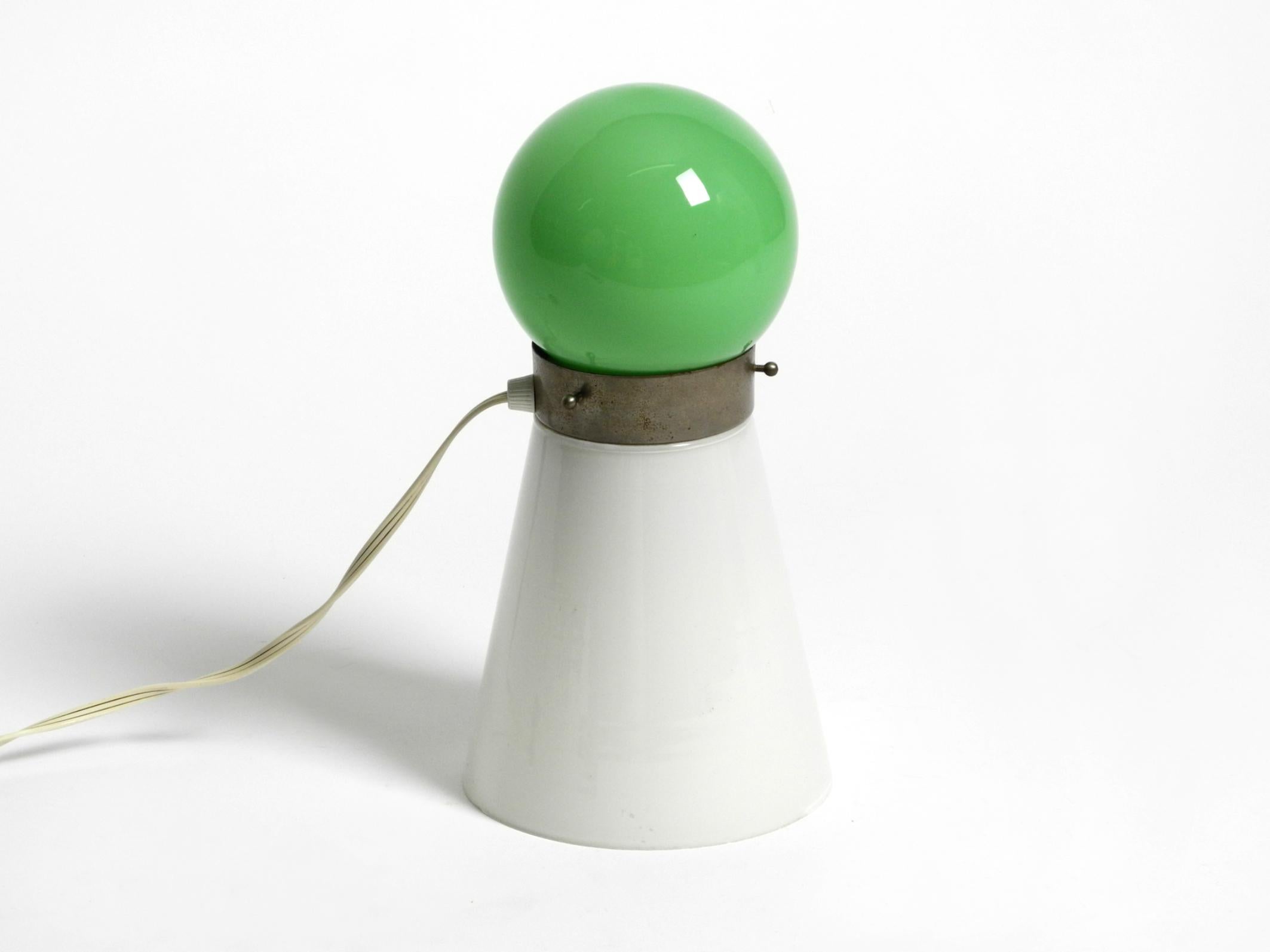 Beautiful original 1960s Italian table lamp made of green and white Murano glass For Sale 11