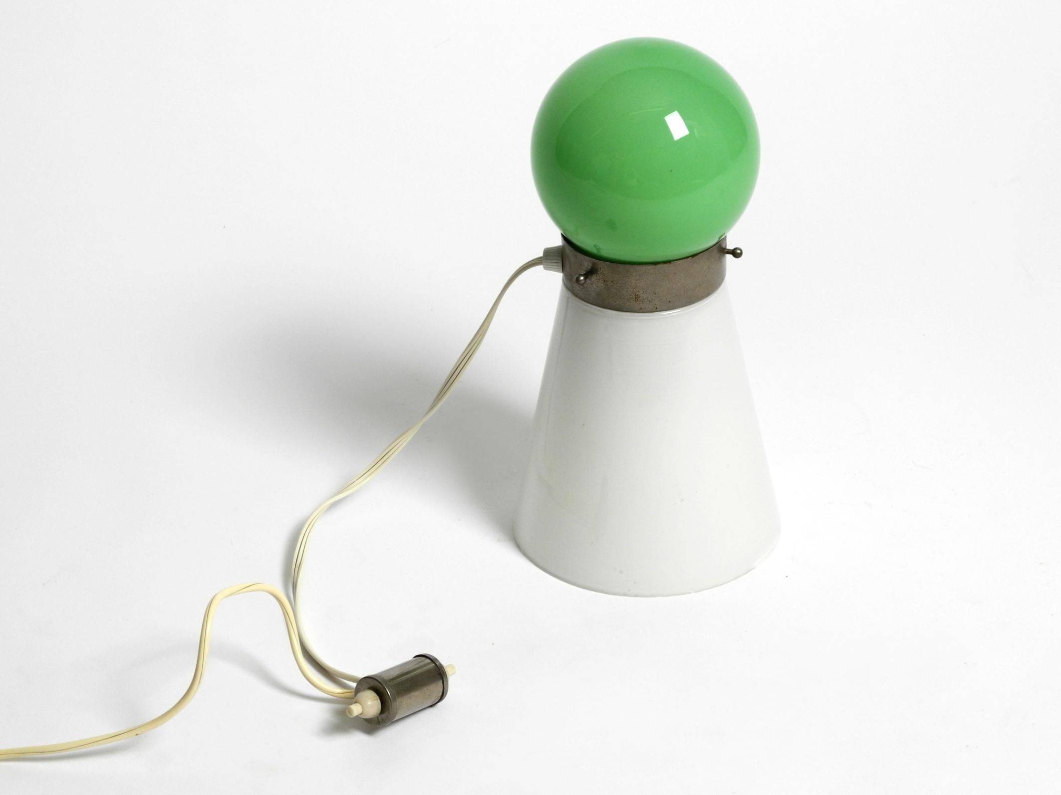 Ère spatiale Magnifique lampe de table italienne des années 1960 en verre de Murano vert et blanc en vente