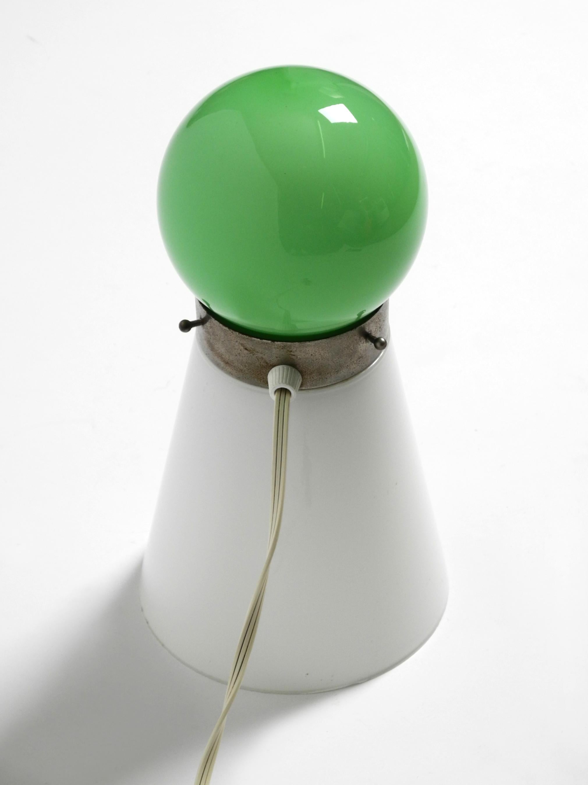 Beautiful original 1960s Italian table lamp made of green and white Murano glass In Good Condition For Sale In München, DE