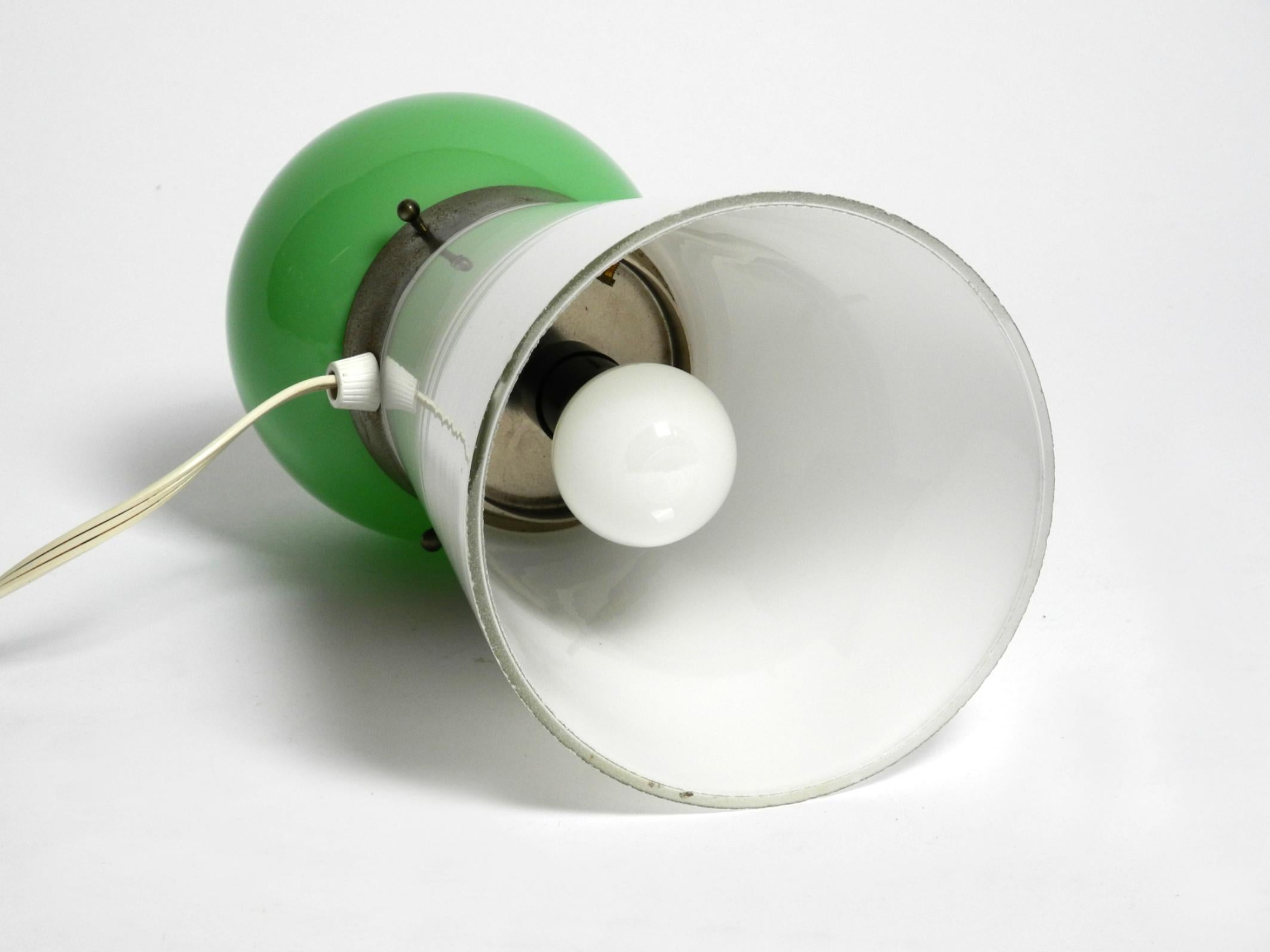 Verre de Murano Magnifique lampe de table italienne des années 1960 en verre de Murano vert et blanc en vente