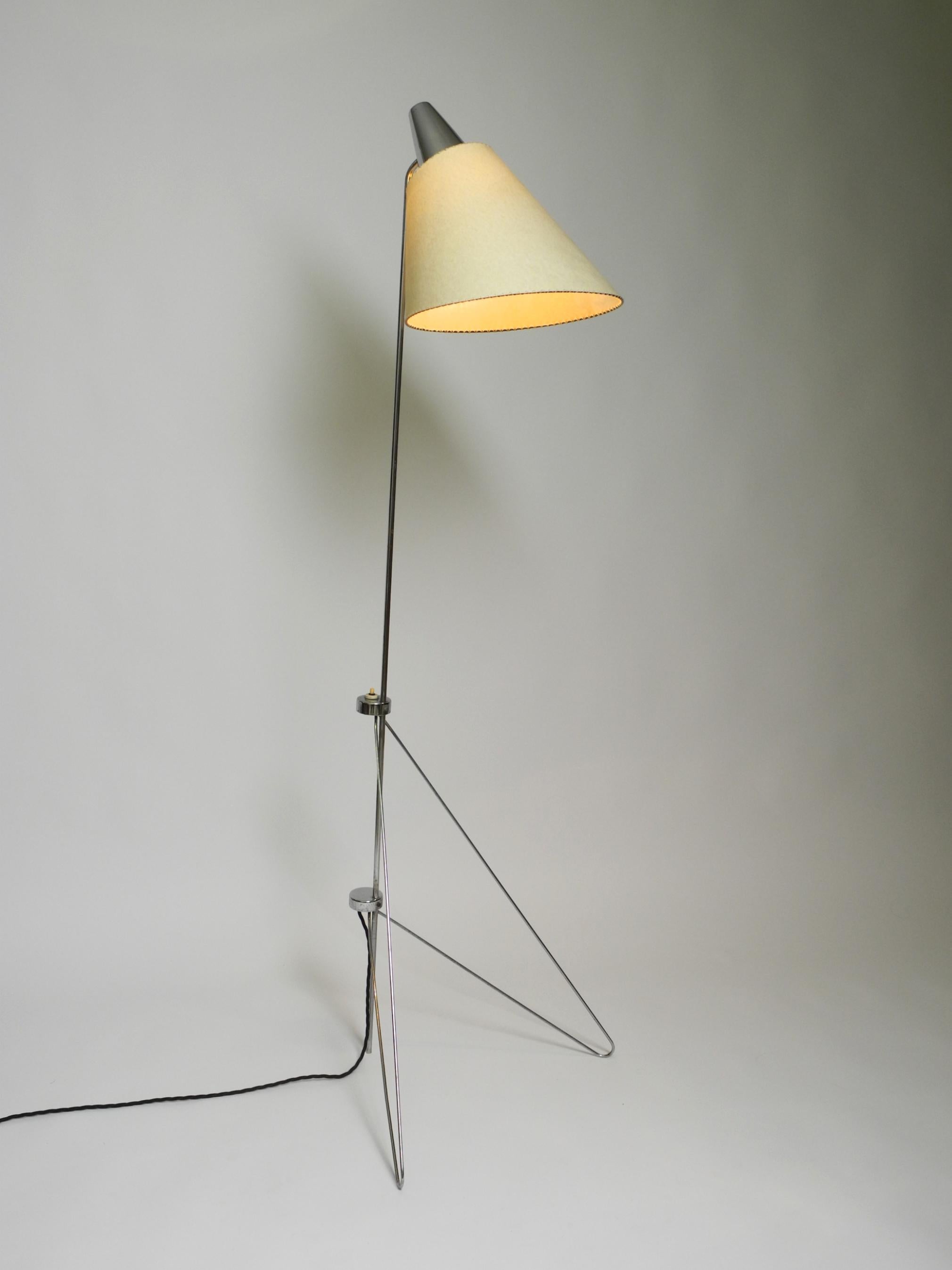 Schöne original Mid Century Modern Metall Chrom Stehlampe.
Entworfen von dem bekannten Designer Josef Hurka. Hersteller ist Napako. Hergestellt in Tschechien.
Typisches minimalistisches Haarnadel-Design der 1950er Jahre. Modell 1783.
Der komplette