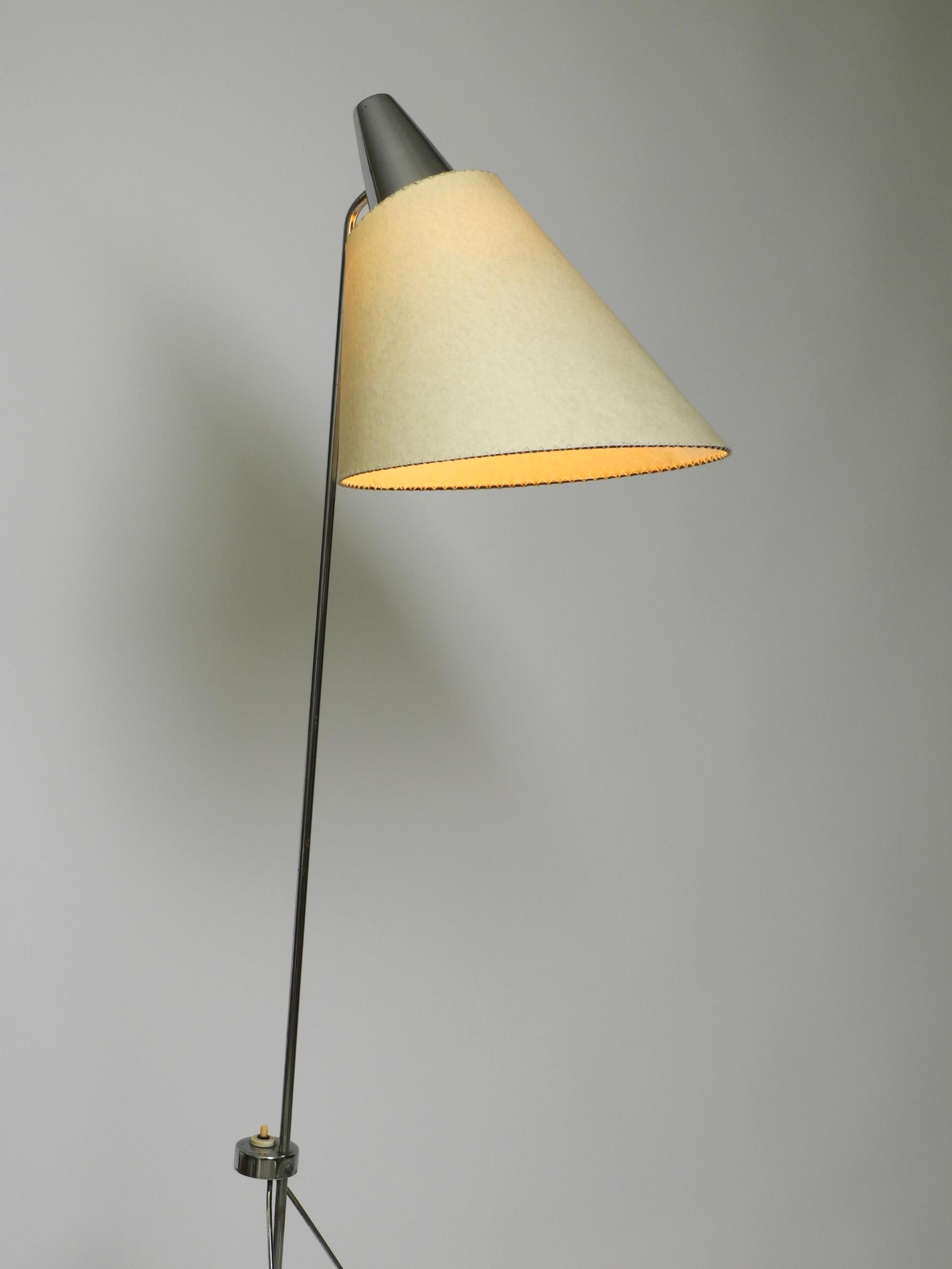 Schöne original 1960er Metall-Chrom-Stehlampe von Josef Hurka für Napako Czech im Zustand „Gut“ im Angebot in München, DE