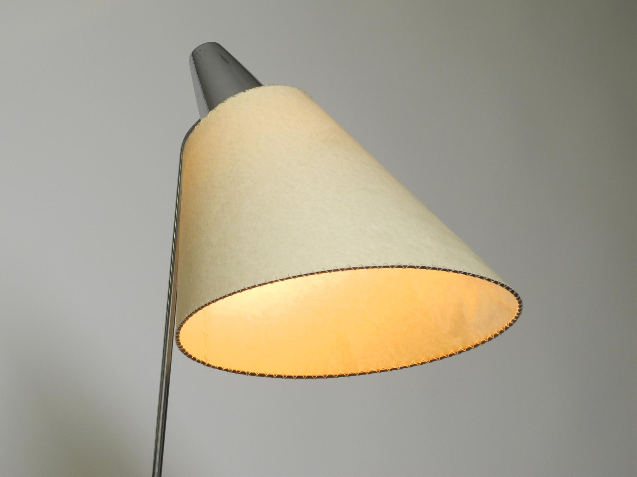 Schöne original 1960er Metall-Chrom-Stehlampe von Josef Hurka für Napako Czech (Mitte des 20. Jahrhunderts) im Angebot