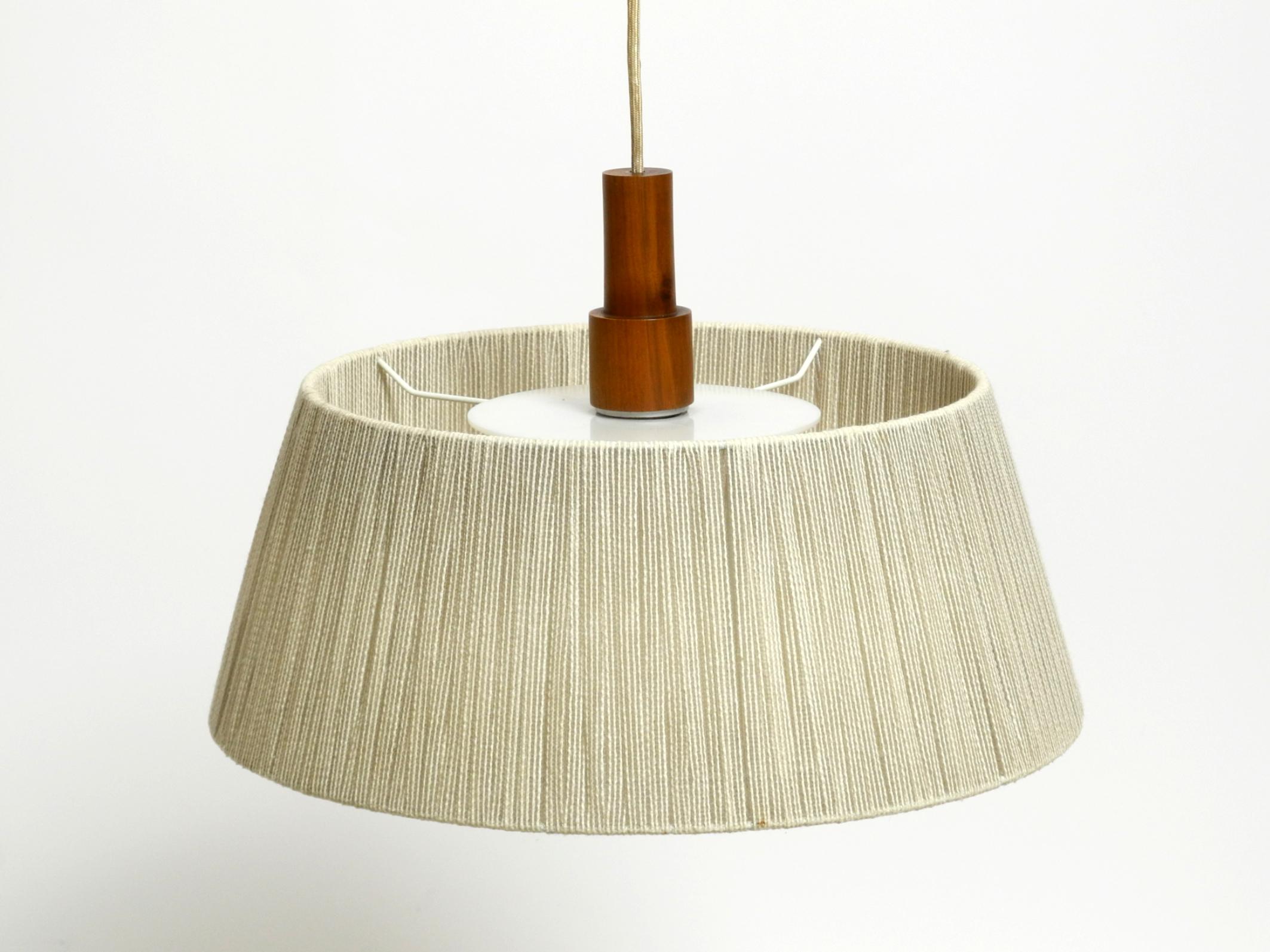 Bellissima lampada da soffitto a carrucola regolabile in sisal/bastone originale degli anni '60 di Temde in vendita 6