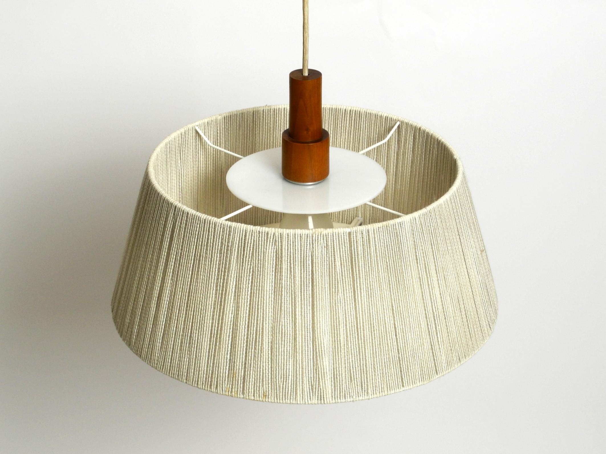Bellissima lampada da soffitto a carrucola regolabile in sisal/bastone originale degli anni '60 di Temde in vendita 7