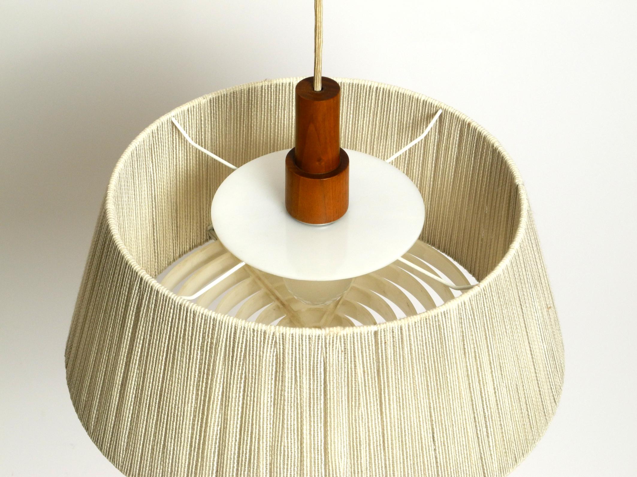 Bellissima lampada da soffitto a carrucola regolabile in sisal/bastone originale degli anni '60 di Temde in vendita 8