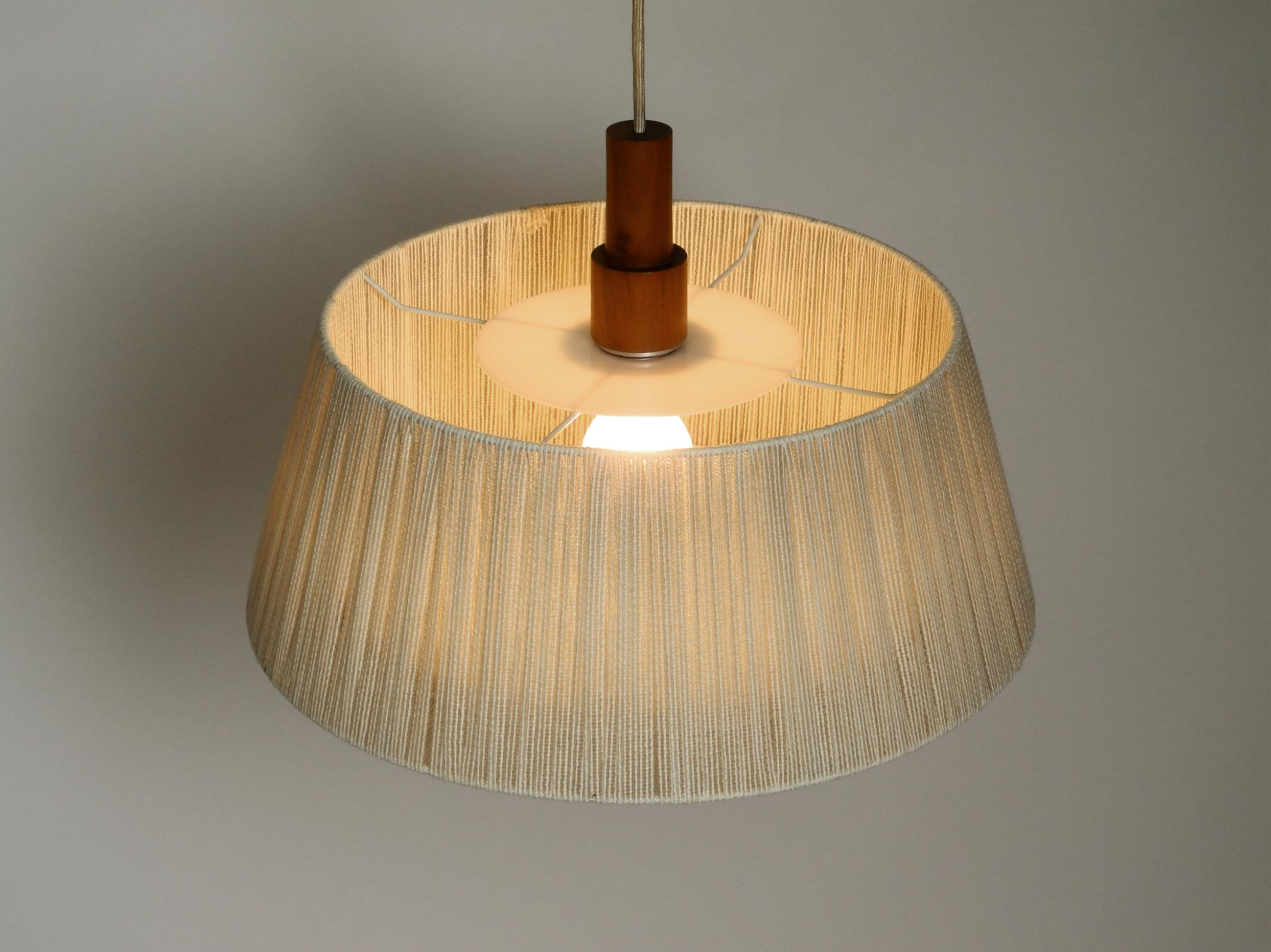 Bellissima lampada da soffitto a carrucola regolabile in sisal/bastone originale degli anni '60 di Temde in vendita 10
