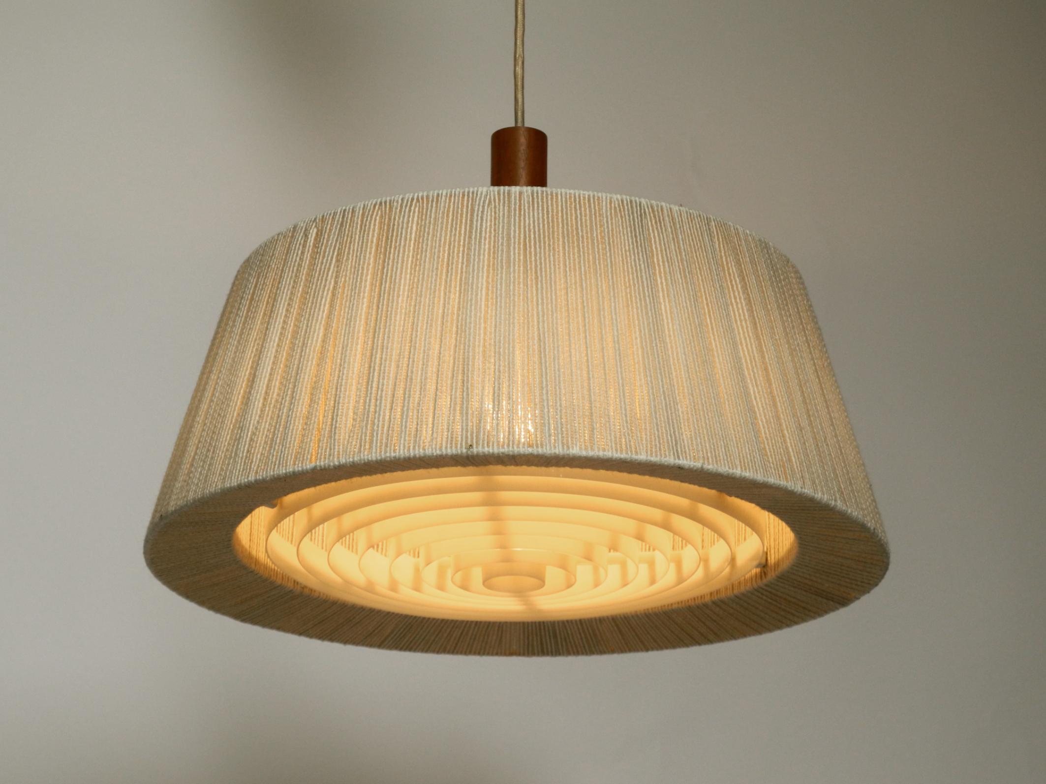 Mid-Century moderno Bellissima lampada da soffitto a carrucola regolabile in sisal/bastone originale degli anni '60 di Temde in vendita