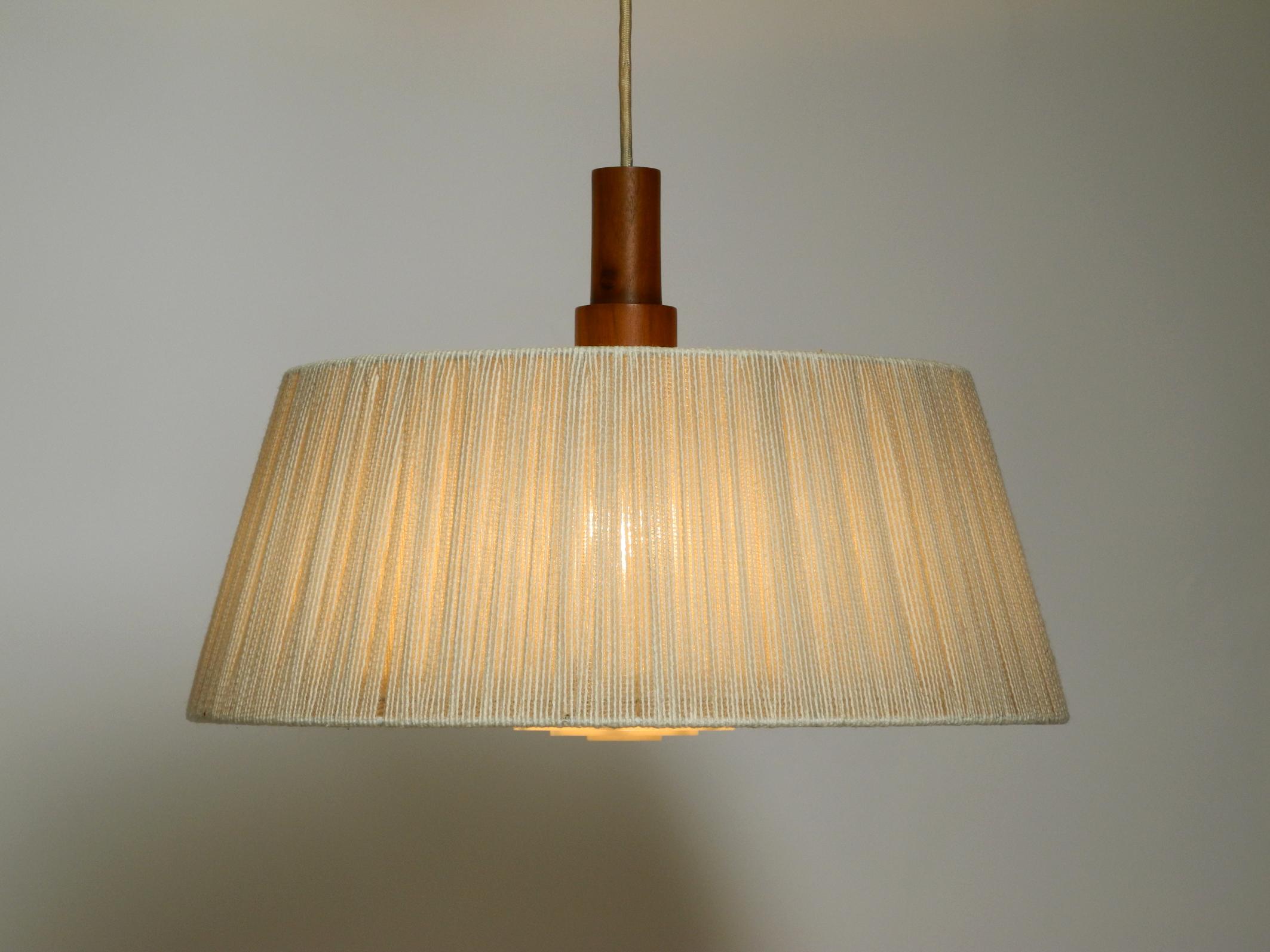 Tedesco Bellissima lampada da soffitto a carrucola regolabile in sisal/bastone originale degli anni '60 di Temde in vendita