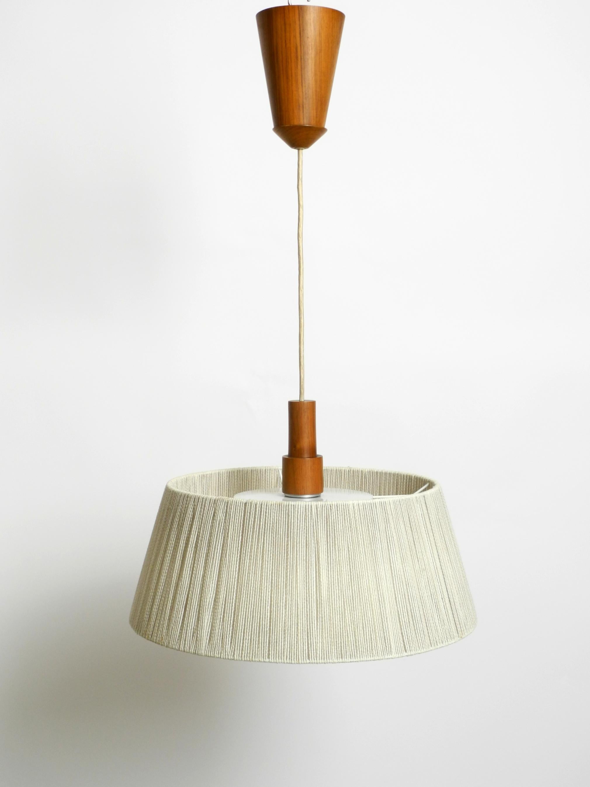 Metà XX secolo Bellissima lampada da soffitto a carrucola regolabile in sisal/bastone originale degli anni '60 di Temde in vendita