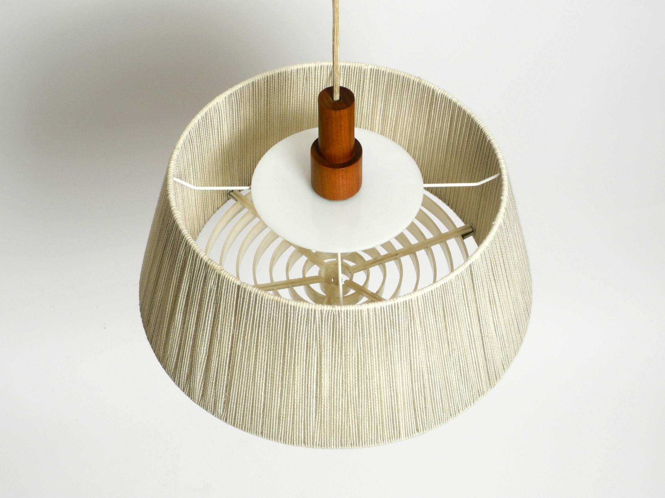 Bellissima lampada da soffitto a carrucola regolabile in sisal/bastone originale degli anni '60 di Temde in vendita 1