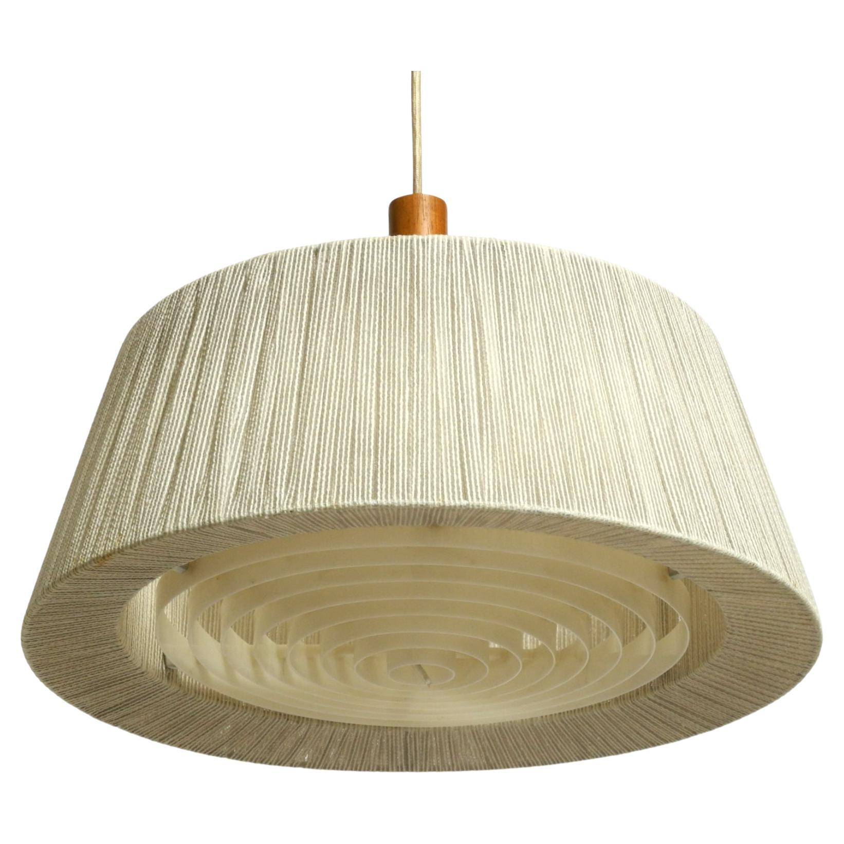 Bellissima lampada da soffitto a carrucola regolabile in sisal/bastone originale degli anni '60 di Temde in vendita