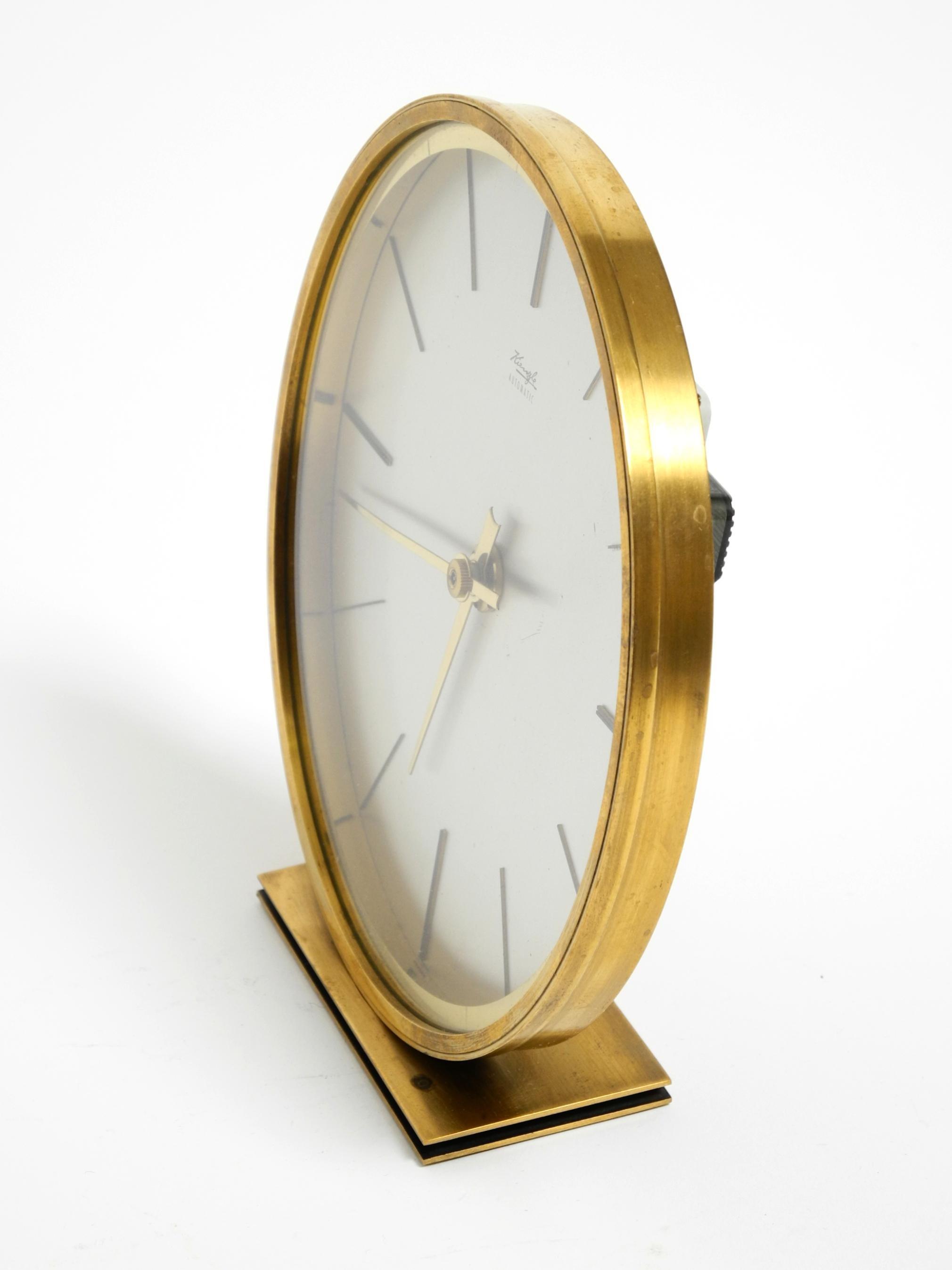Beautiful original 1960s solid brass table clock by Kienzle In Good Condition For Sale In München, DE